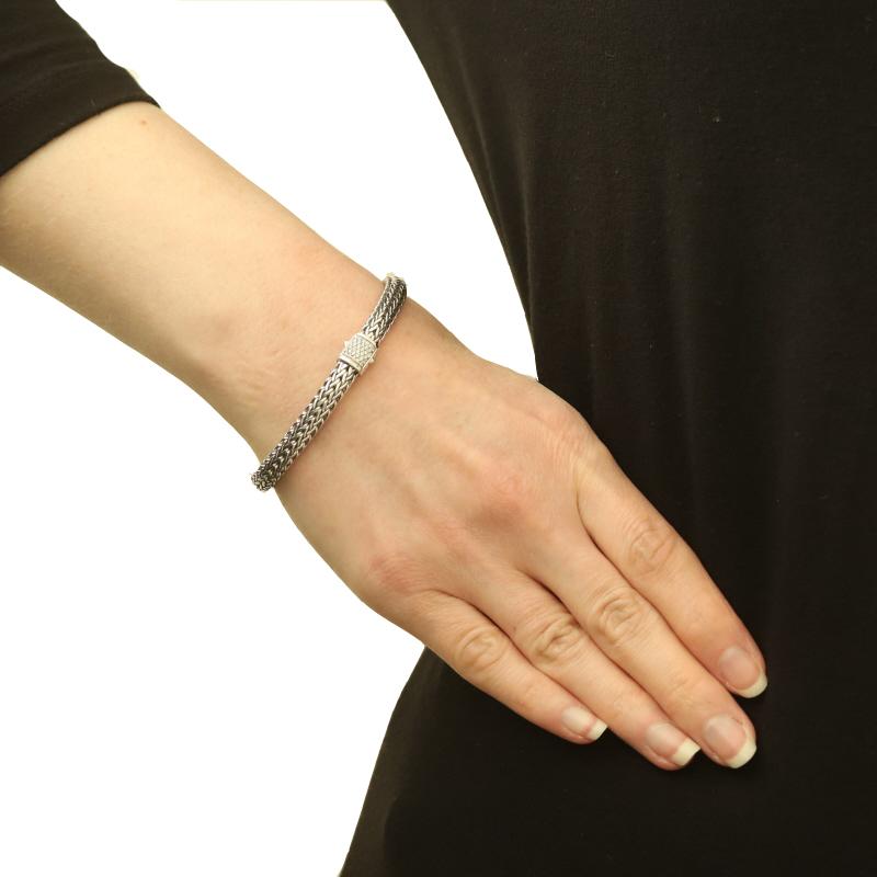 Verkaufspreis: $1395

Marke: John Hardy
Collection'S: Ikone
Design/One:  Klassische Kette

Metallgehalt: Sterling Silber

Informationen zu Stein

Natürliche Diamanten
Karat(e): .16ctw
Schliff: Runder Brillant

Karat gesamt: .16ctw

Kette Stil: