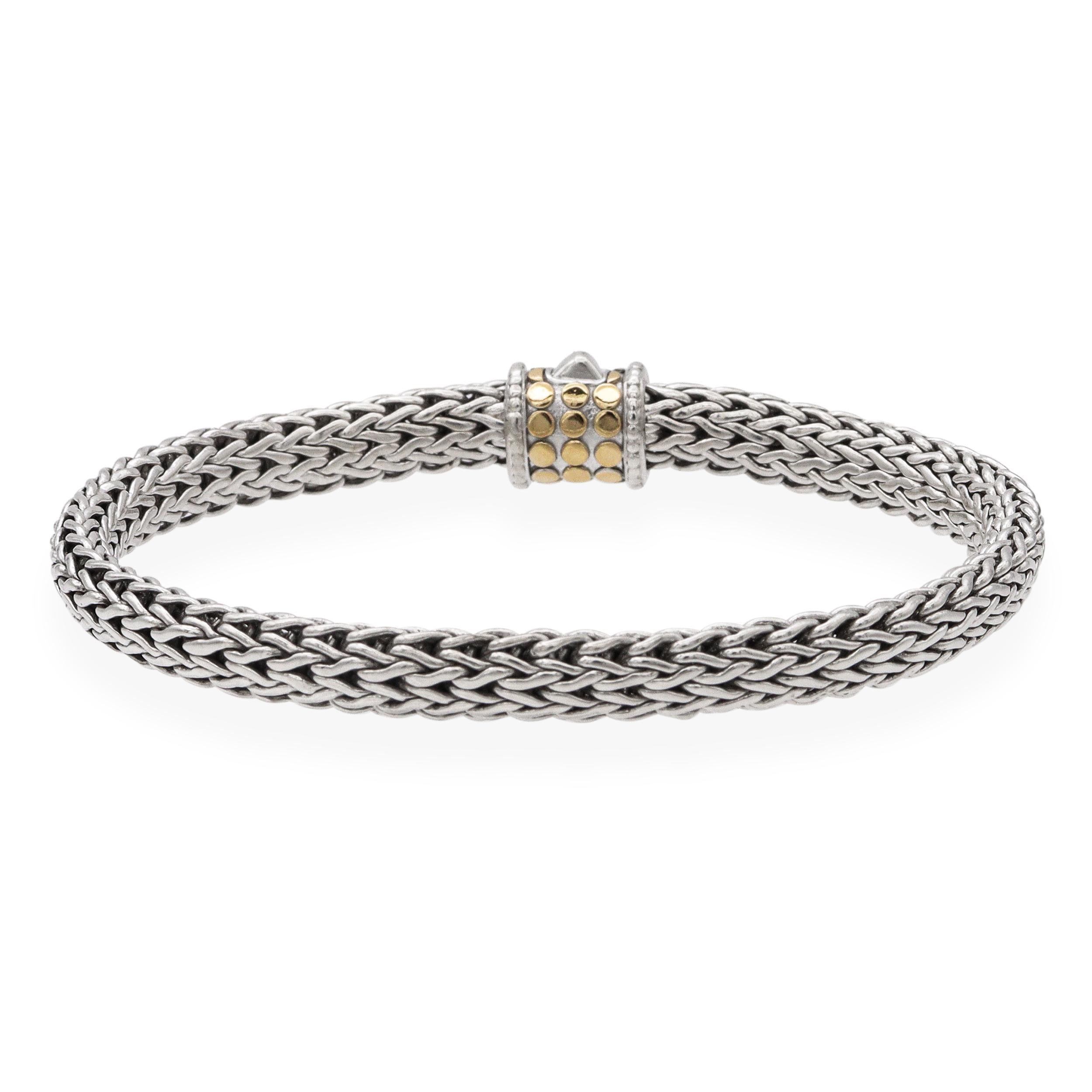 Raffinata miscela di artigianato tradizionale e lusso moderno, questo braccialetto John Hardy della collezione Icon Dot mostra il design intrecciato tipico del marchio in argento sterling. Il bracciale presenta un'intricata catena intrecciata a mano