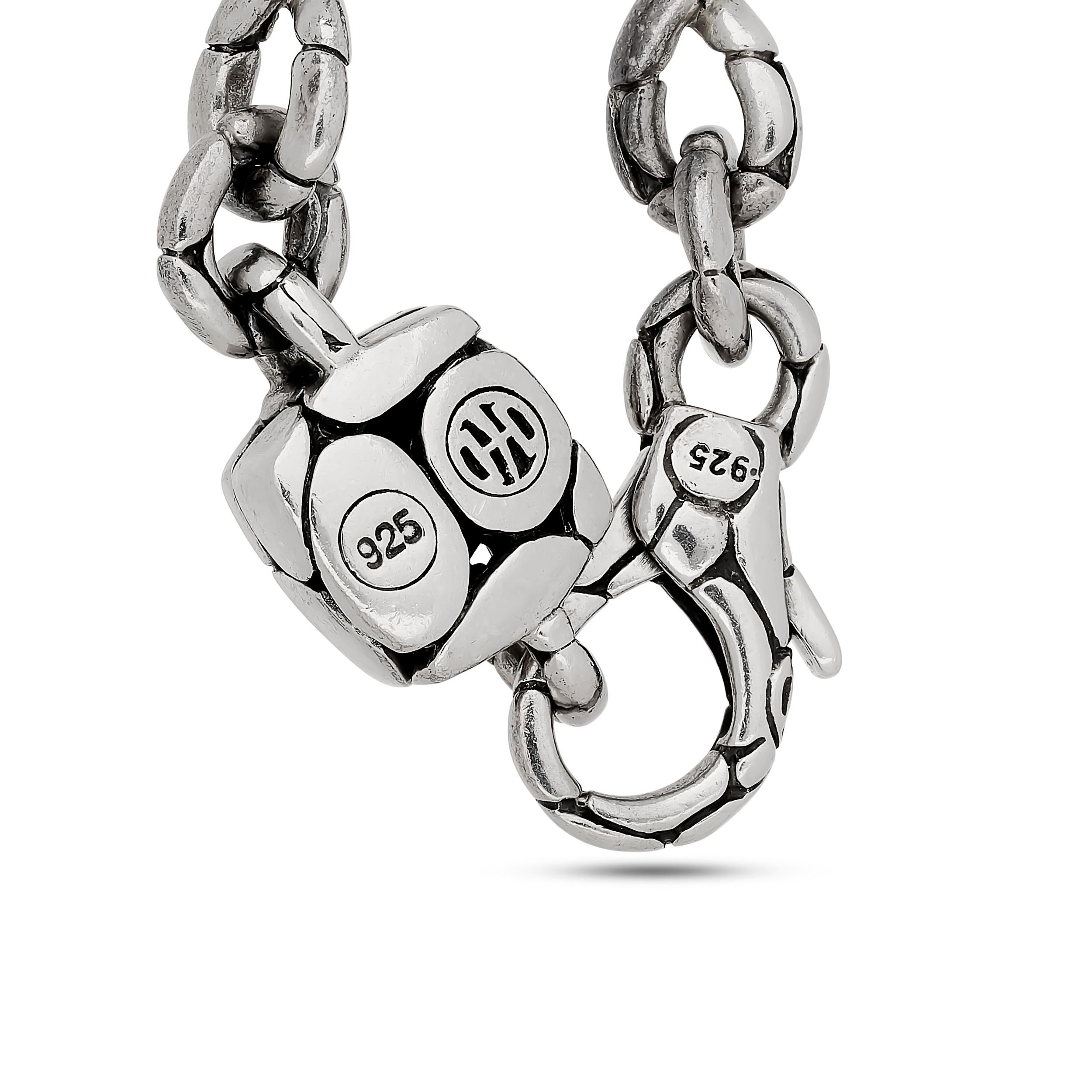 Diese elegante Halskette von John Hardy besteht aus einer strukturierten Sterlingsilberkette mit abgerundeten, geformten Gliedern, die zu einem markanten runden Anhänger führen, der vollständig mit schimmernden schwarzen Saphiren in Pavé-Fassung