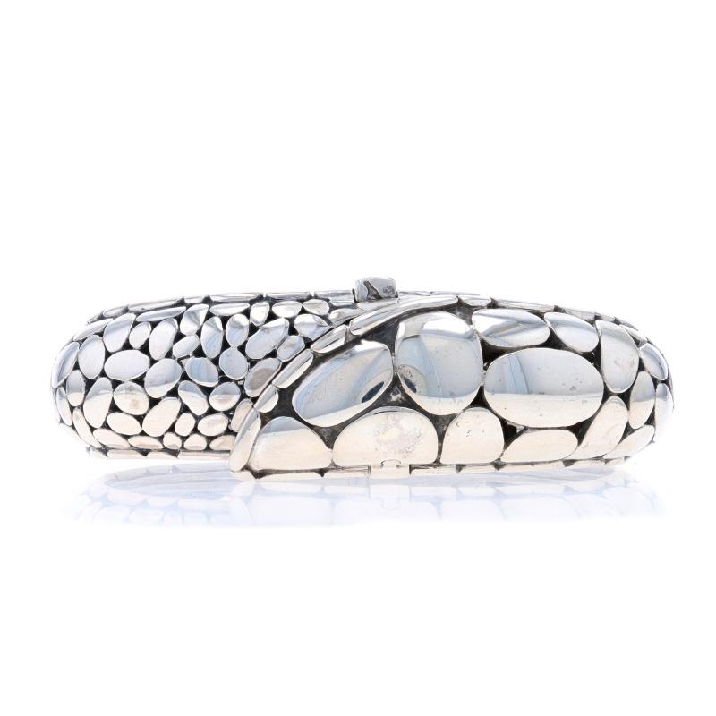 Prix de détail : 925

Marque : John Hardy
Collectional : Kali
Design :  Bracelet à charnière superposée

Contenu métallique : Argent sterling

Style : Bracelet
Type de fermeture : Mousqueton verrouillable

Mesures

Circonférence intérieure : 6
