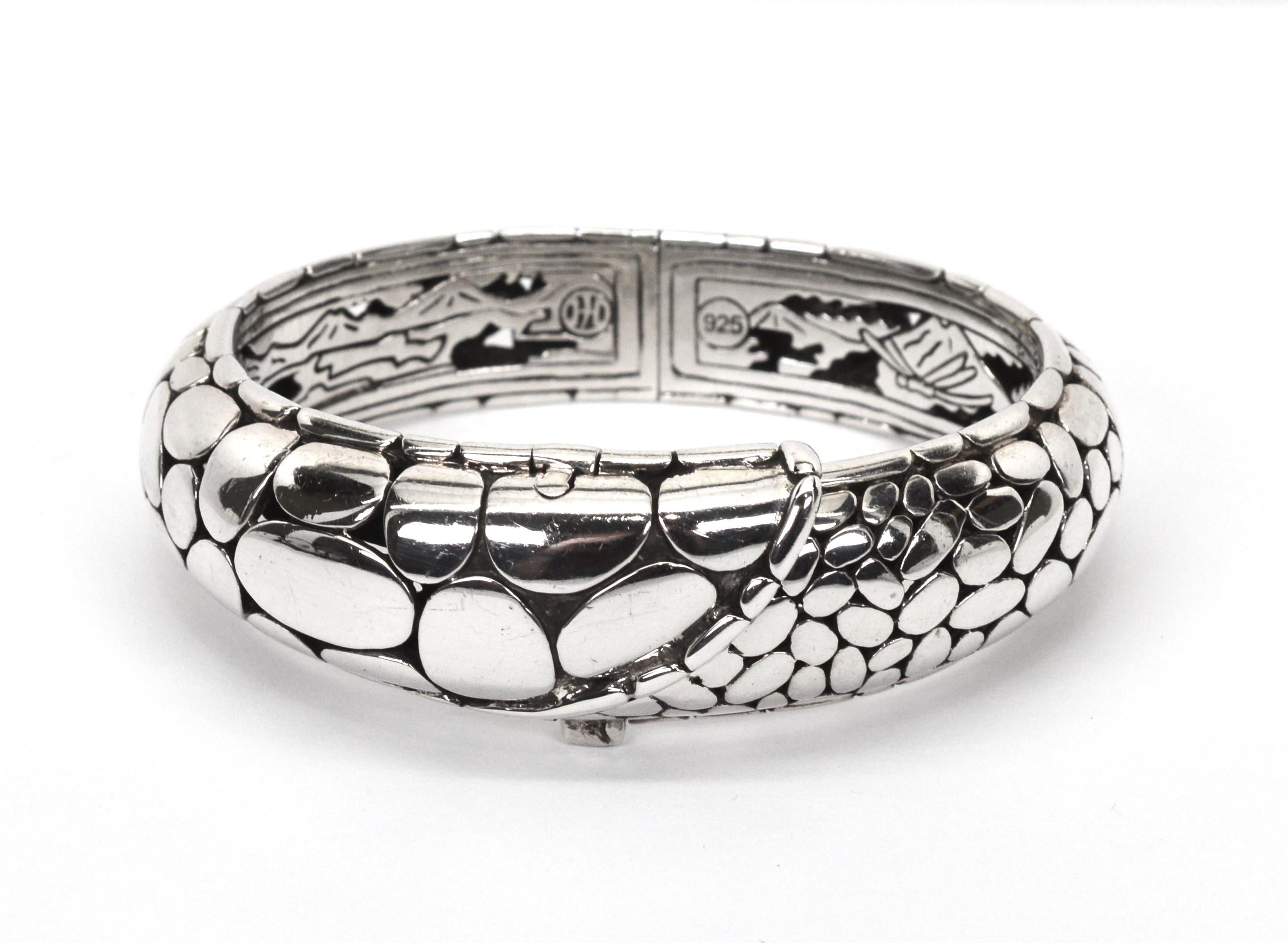Inspiré par les pierres lisses et les galets de rivière, ce bracelet manchette John Hardy en argent sterling 925 présente le motif distinctif des galets de la rivière Kali.  Son design à la fois élégant et artistique assure un ajustement confortable