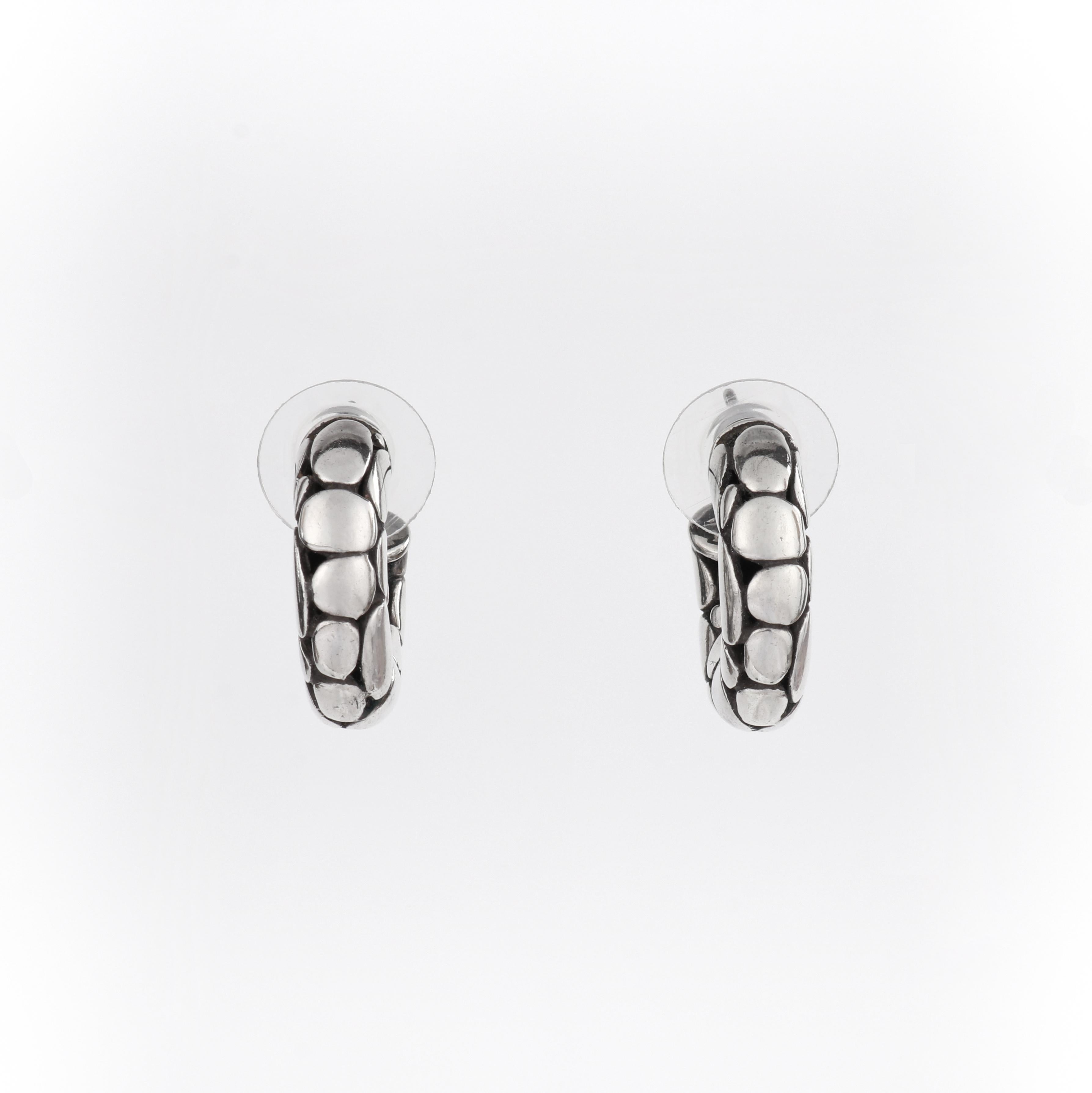 JOHN HARDY “Kali” Sterling Silver Carved Pebble Dot Small Hoop Earrings w/Box
 
Estimated Retail: $450.00
 
Brand / Manufacturer: John Hardy
Collection: “Kali” Collection
Style: Small hoop earrings
Color(s): Silver, black
Marked Material: “925”
