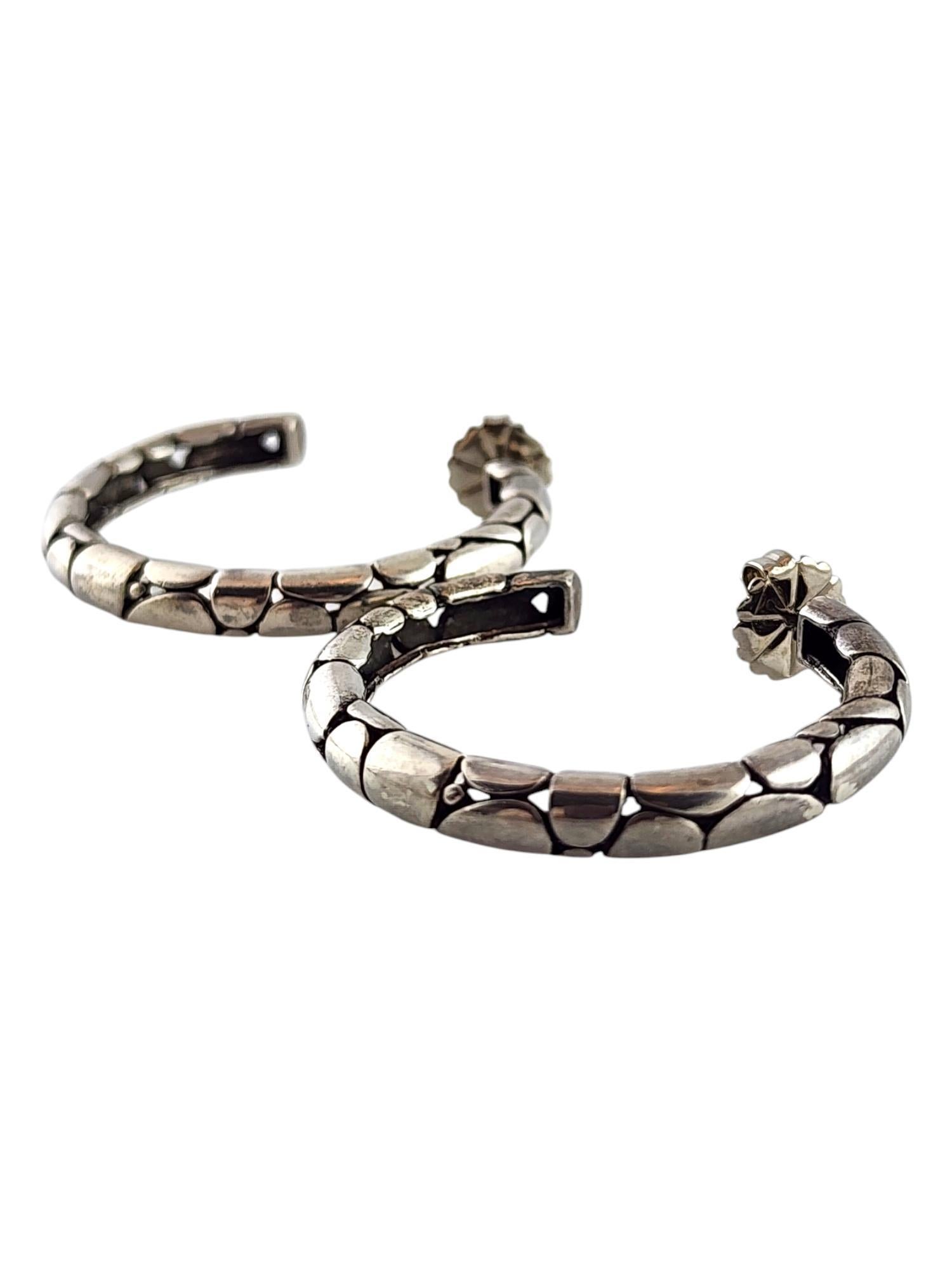 John Hardy Kali Sterling Silver Pebble Hoop Earrings #20065 In Good Condition In Washington Depot, CT