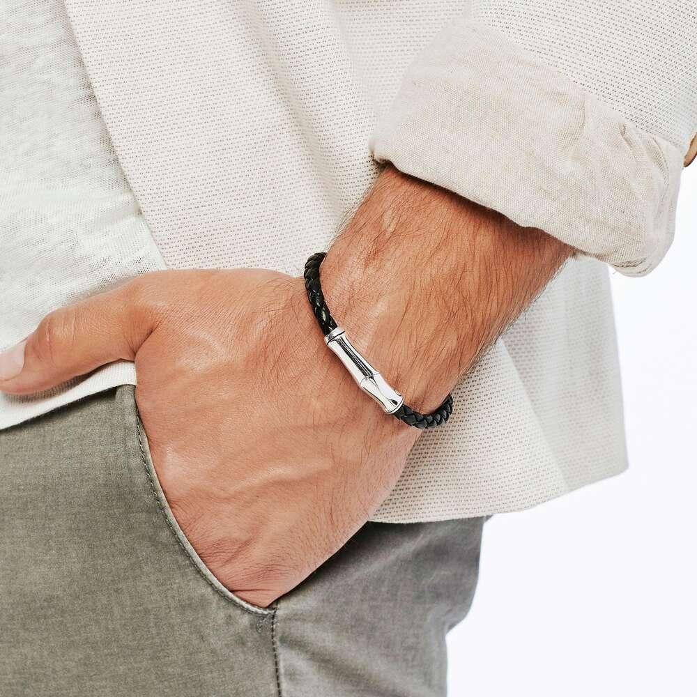 John hardy Men's Bamboo Silver Bracelet.
Sterling Silver and Leather
Bracelet measures 5mm wide
Station measures 35.5mm wide
Magnet Clasp
Size Medium
BM5929BLXM