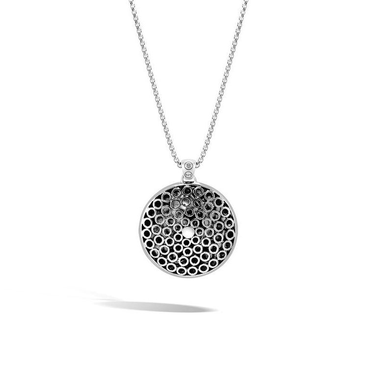 John Hardy Moon Phase Hammered Pendant Necklace.
Sterling Silver
Chain measures 2mm wide
Pendant measures 43mm x 35.5mm
Size 36 inches
Lobster Clasp
NB39057X36