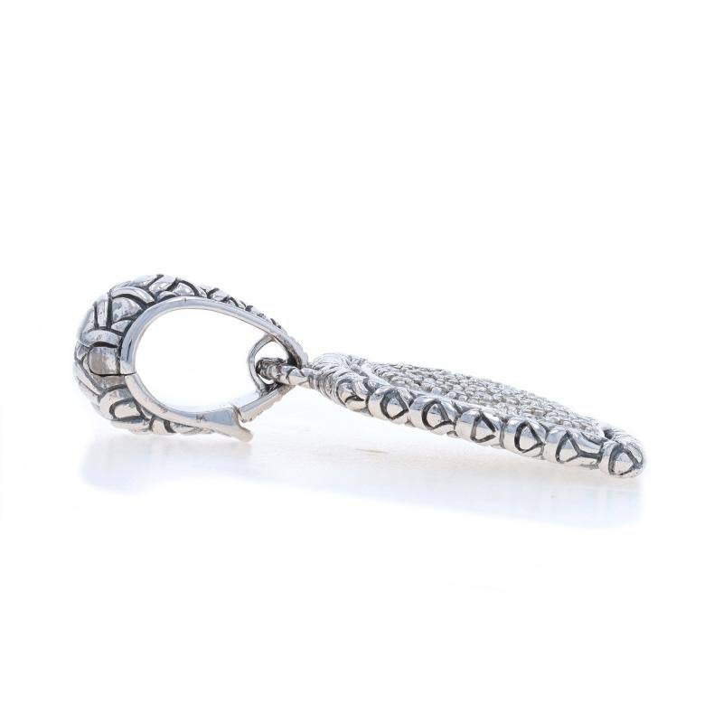 Prix de détail : 1995

Marque : John Hardy
Collectional : Naga
Design :  Pendentif rehausseur

Contenu métallique : Argent sterling

Informations sur les pierres

Diamants naturels
Carat(s) : .75ctw
Coupe : Brillant rond

Total des carats :