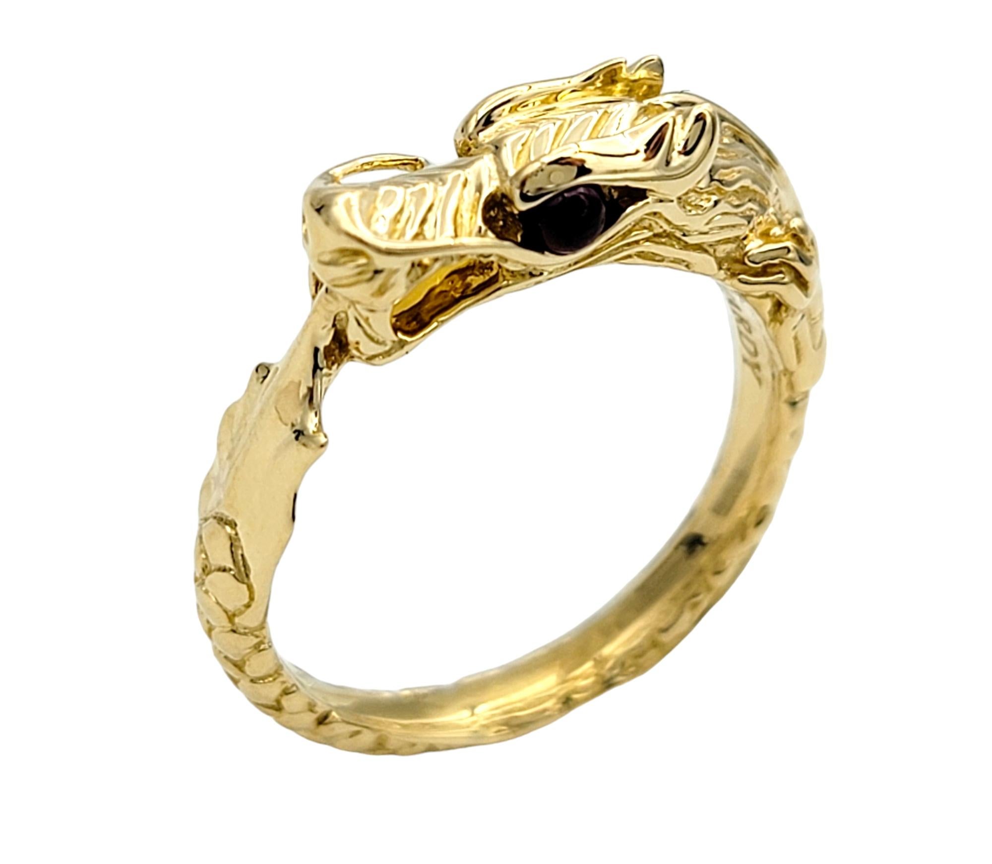 Anillo John Hardy Leyenda de Naga Dragón con Rubíes engastado en oro amarillo de 18 quilates Contemporáneo en venta