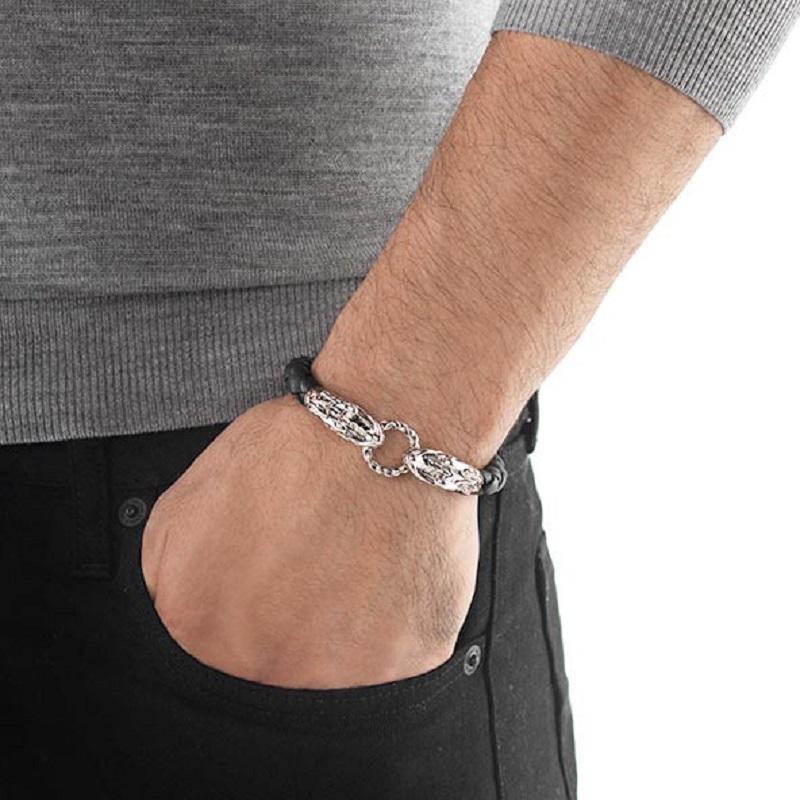 Mystische Drachen duellieren sich mit diesem geflochtenen Lederarmband von John Hardy um einen Ring aus Sterlingsilber. Dieses Armband besteht aus zwei wunderschön gearbeiteten Drachenköpfen aus Sterlingsilber, die an einer geflochtenen schwarzen