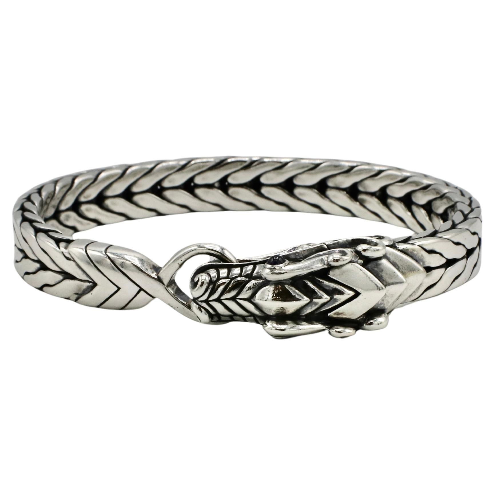 John Hardy Naga Sterling Silber Drachenkopf Blau Saphir Cabochon Augen gewebte Kette Armreif Armband 
Metall: Sterling Silber 925
Gewicht: 67.4 Gramm
Breite: 12 mm
Länge: 7,5 Zoll
RAT F35000762

