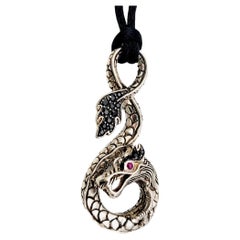 John Hardy Naga Sterlingsilber-Halskette mit Anhänger auf schwarzer Seidenkordel