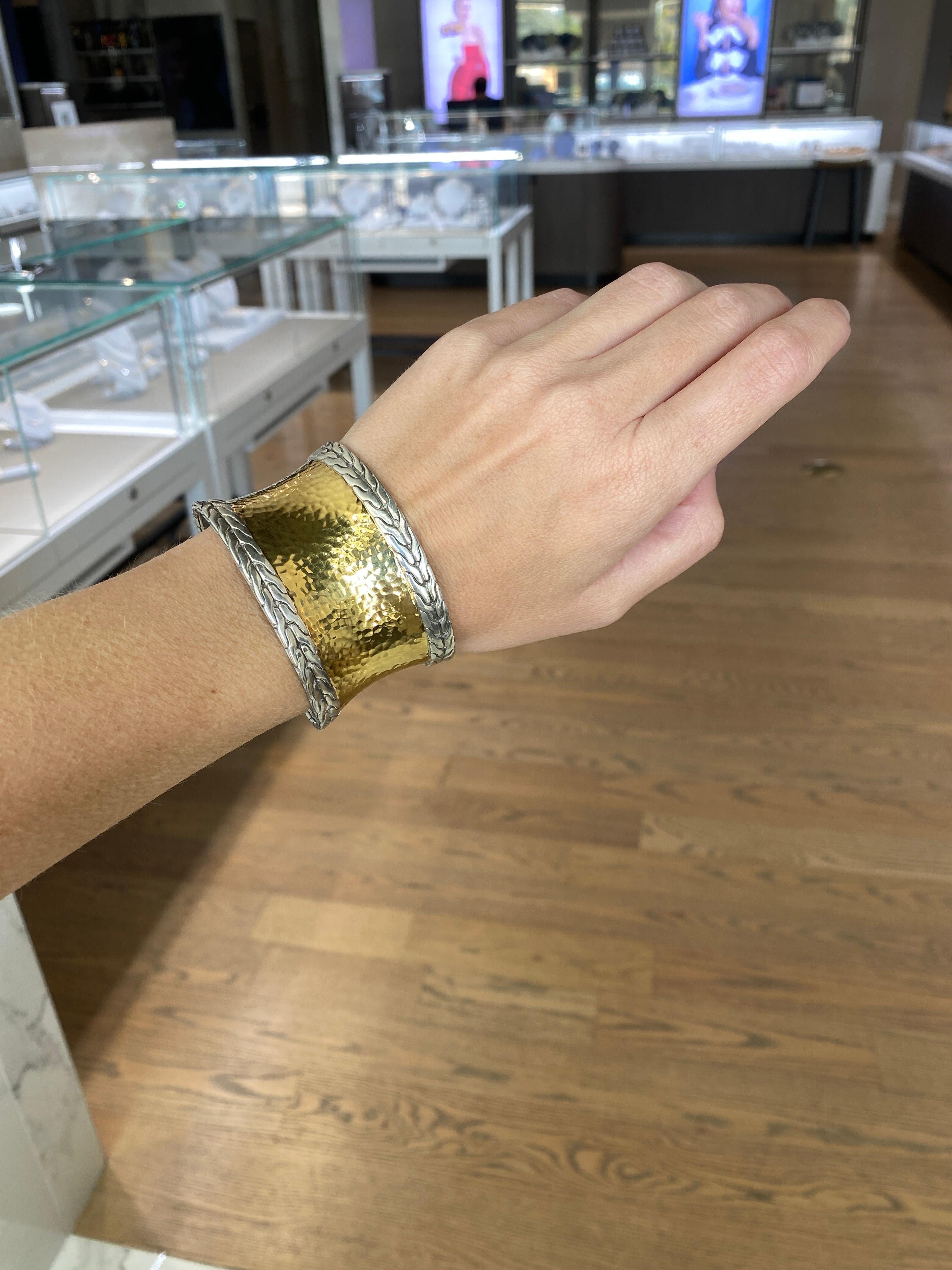 Setzen Sie ein markantes Zeichen mit diesem Manschettenarmband für Damen von John Hardy. Diese Manschette aus 22-karätigem Gelbgold und Sterlingsilber hat ein gehämmertes Finish, das dem Schmuckstück Struktur und Dimension verleiht.
Zustand:
