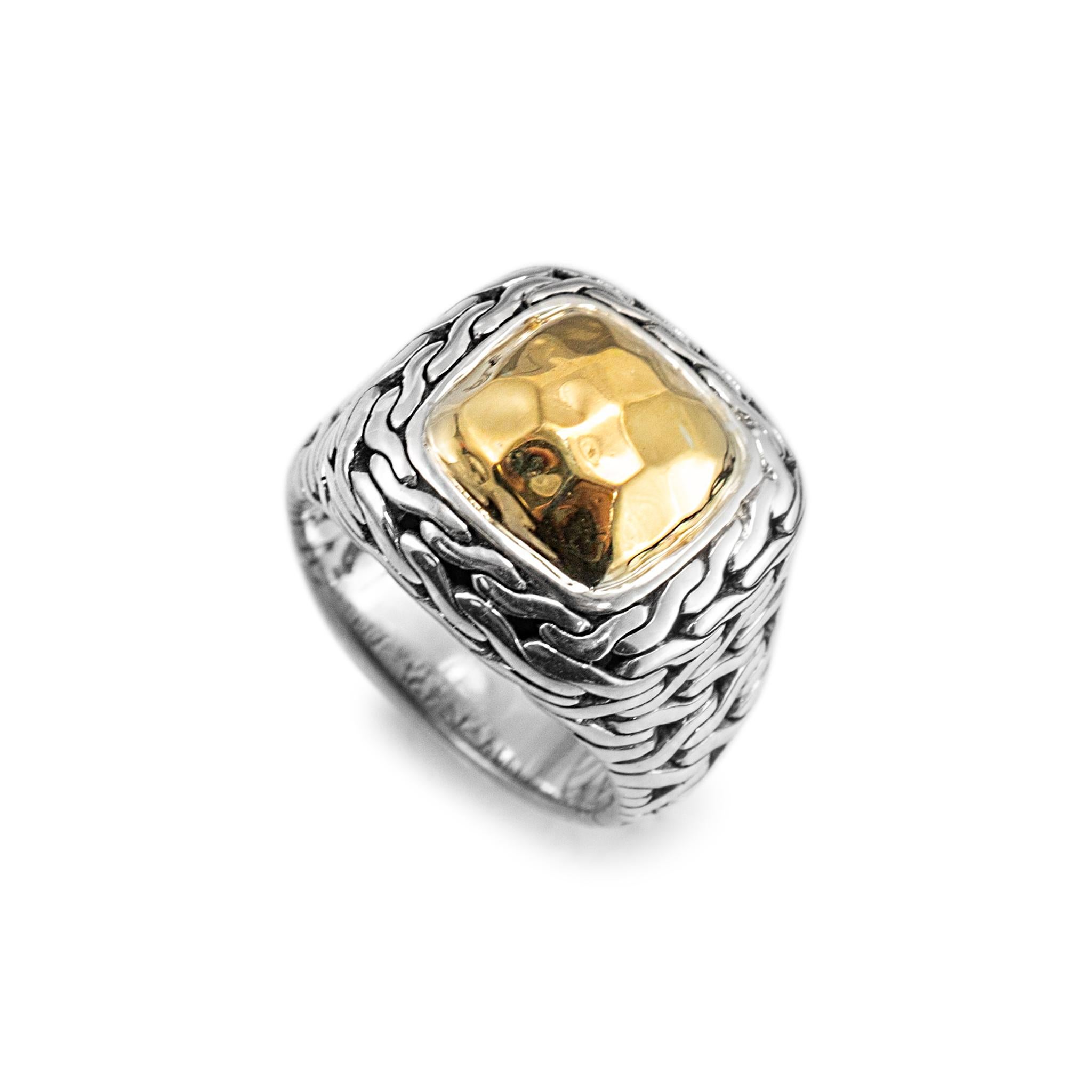 Marca John Hardy

Sexo: Señoras

Tipo de Metal: Oro amarillo de 22 quilates y Plata de ley 925

Tamaño del anillo: 5

Anchura: 16,10 mm estrechándose hasta 5,40 mm

Peso: 11,35 gramos

Un anillo de mujer de plata con acabado mate y oro amarillo de