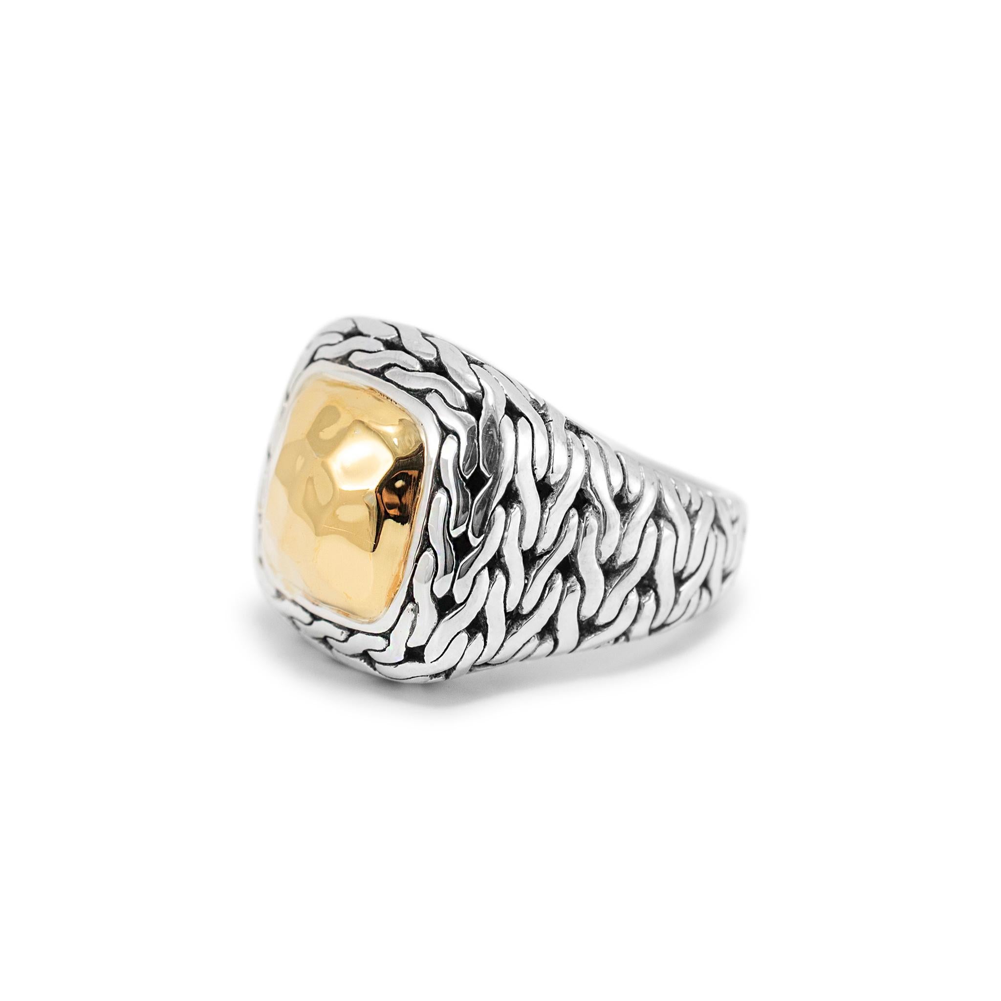 Anillo de cóctel martillado John Hardy Palu de oro amarillo de 22 quilates y plata de ley 925 en Excelente estado para la venta en Houston, TX
