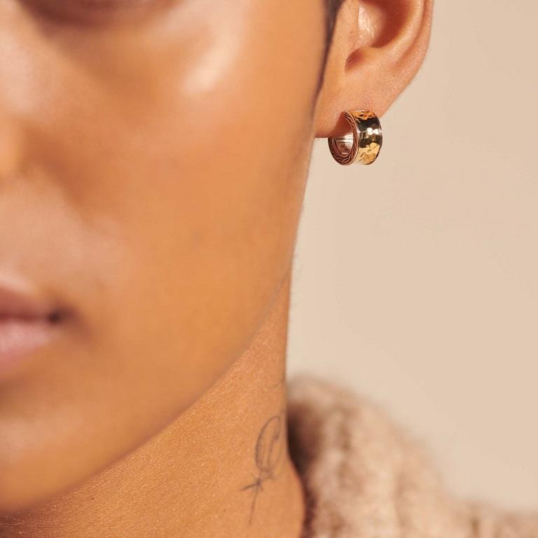 John Hardy Palu J Hoop Earring EZ900721 In New Condition For Sale In Wilmington, DE