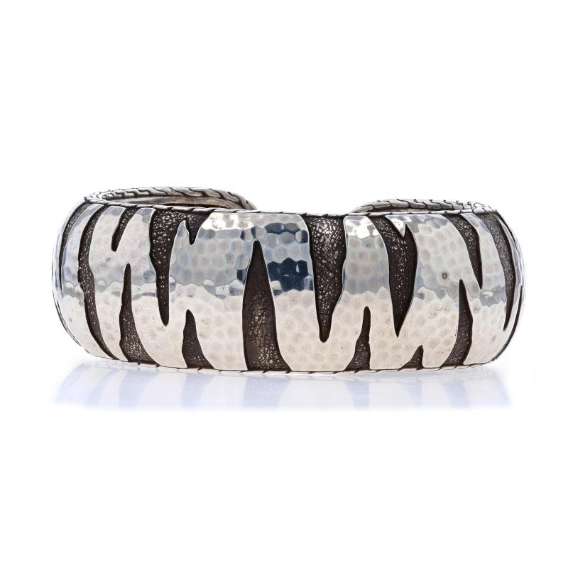 Marke: John Hardy
Collection'S: Palu
Design/One:  Macan

Metallgehalt: Sterling Silber

Stil: Kick Manschette
Art der Befestigung: N/A (Scharnier öffnet sich und gleitet über das Handgelenk)
Merkmale: Strukturierte