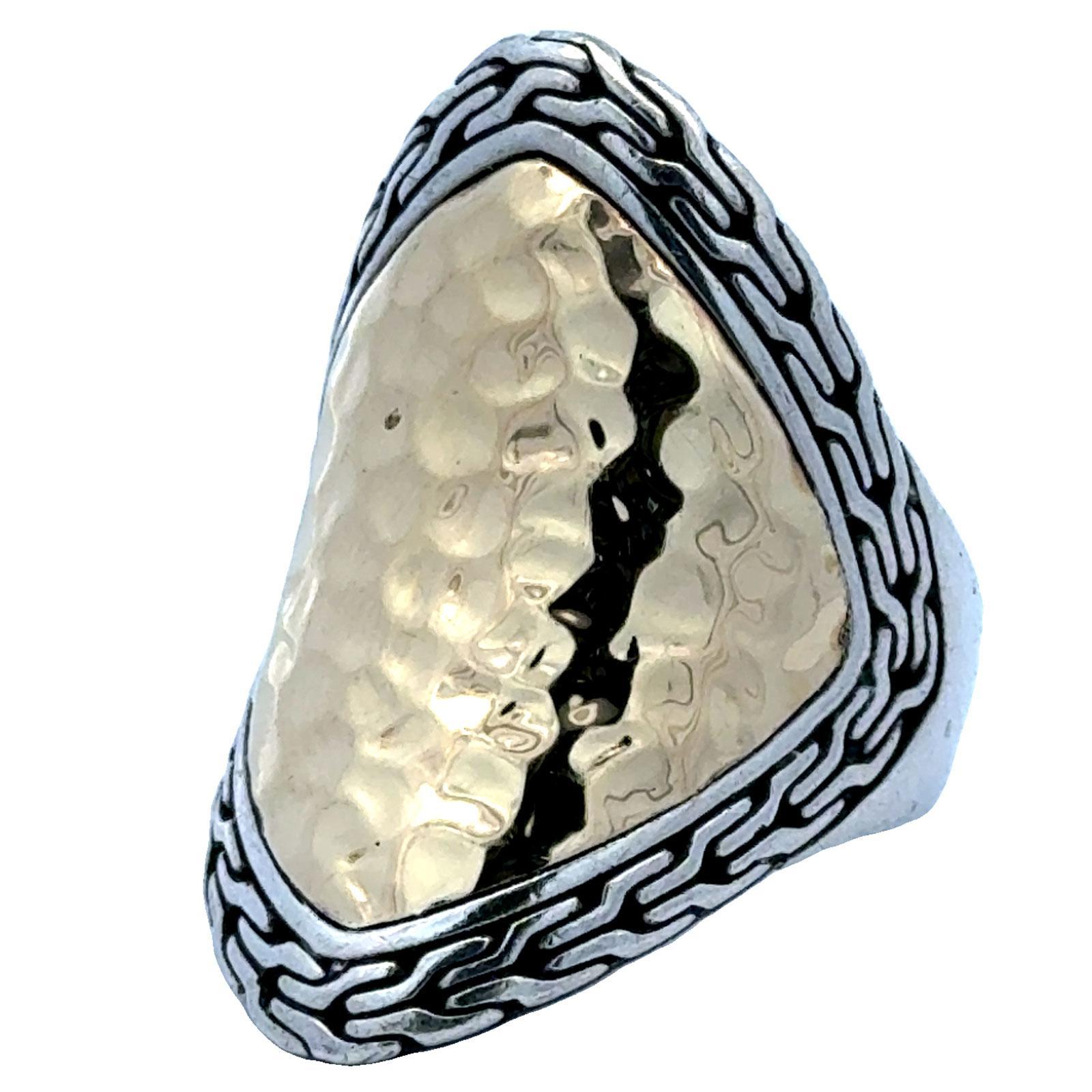 John Hardy Palu Saddle Hammered SS 18 Karat Yellow Gold Modern Ring Size 7 In Excellent Condition In Boca Raton, FL
