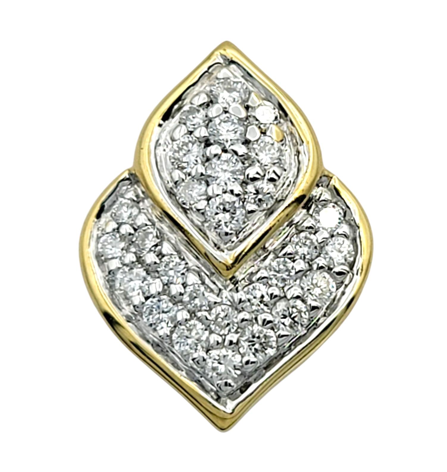 Estos auténticos pendientes John Hardy muestran el arte característico de la marca, elaborados en oro amarillo de 18 quilates. El diseño presenta una forma de hoja en capas, engastada con pavé de diamantes redondos brillantes que crean una