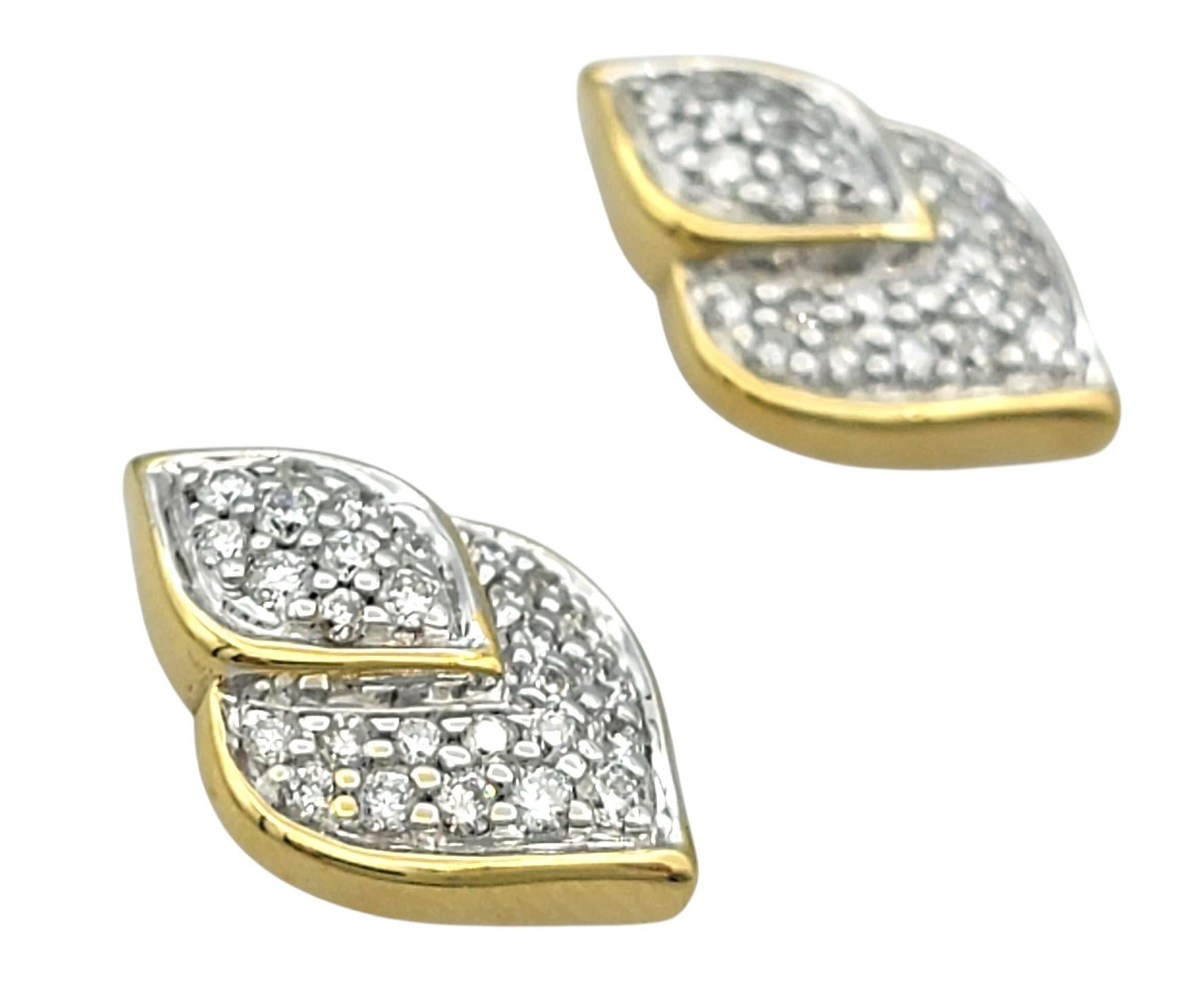 Pendientes de oro amarillo de 18 quilates con pavé de diamantes y motivo de hoja John Hardy Contemporáneo en venta