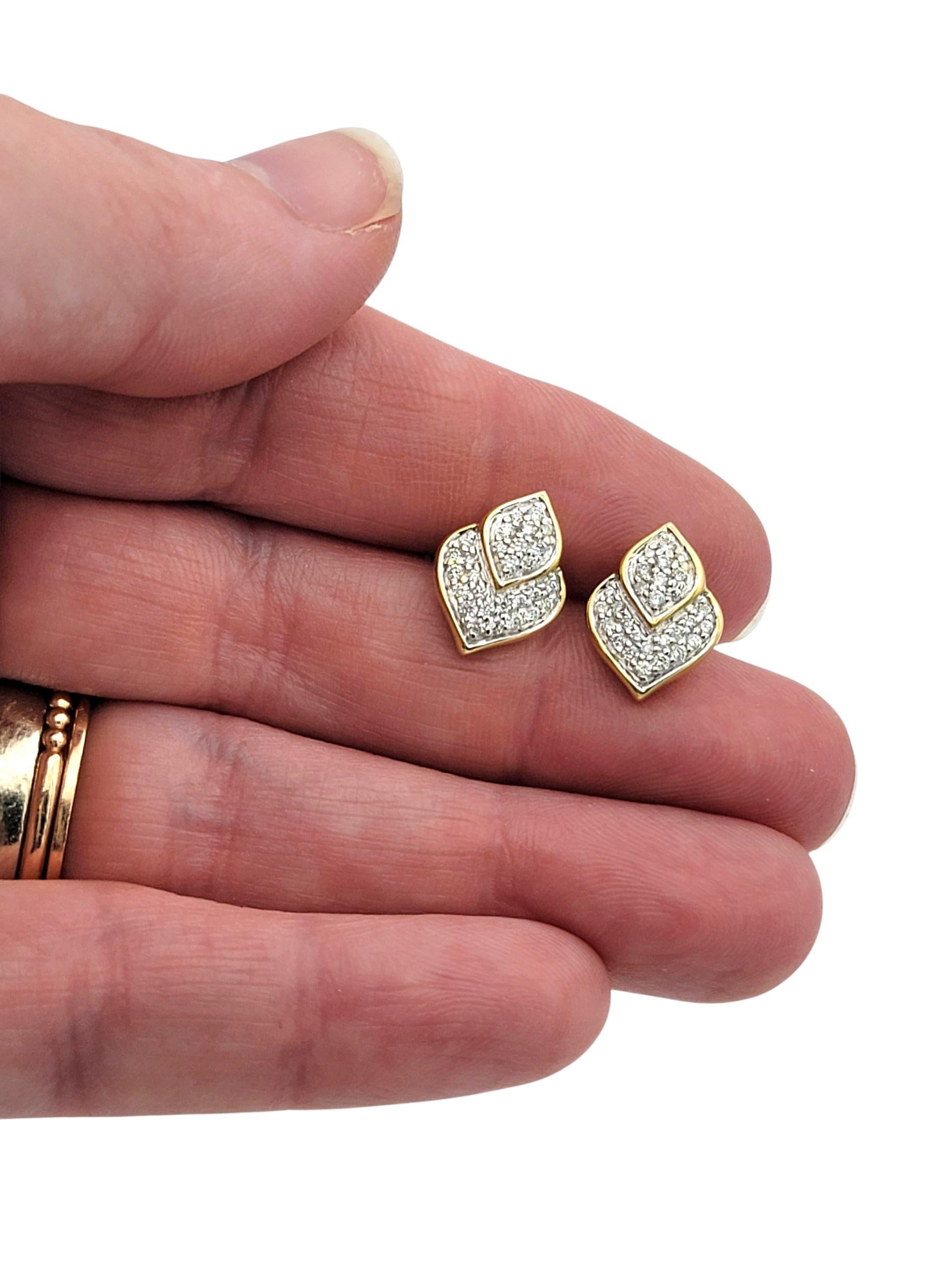 Pendientes de oro amarillo de 18 quilates con pavé de diamantes y motivo de hoja John Hardy en venta 2