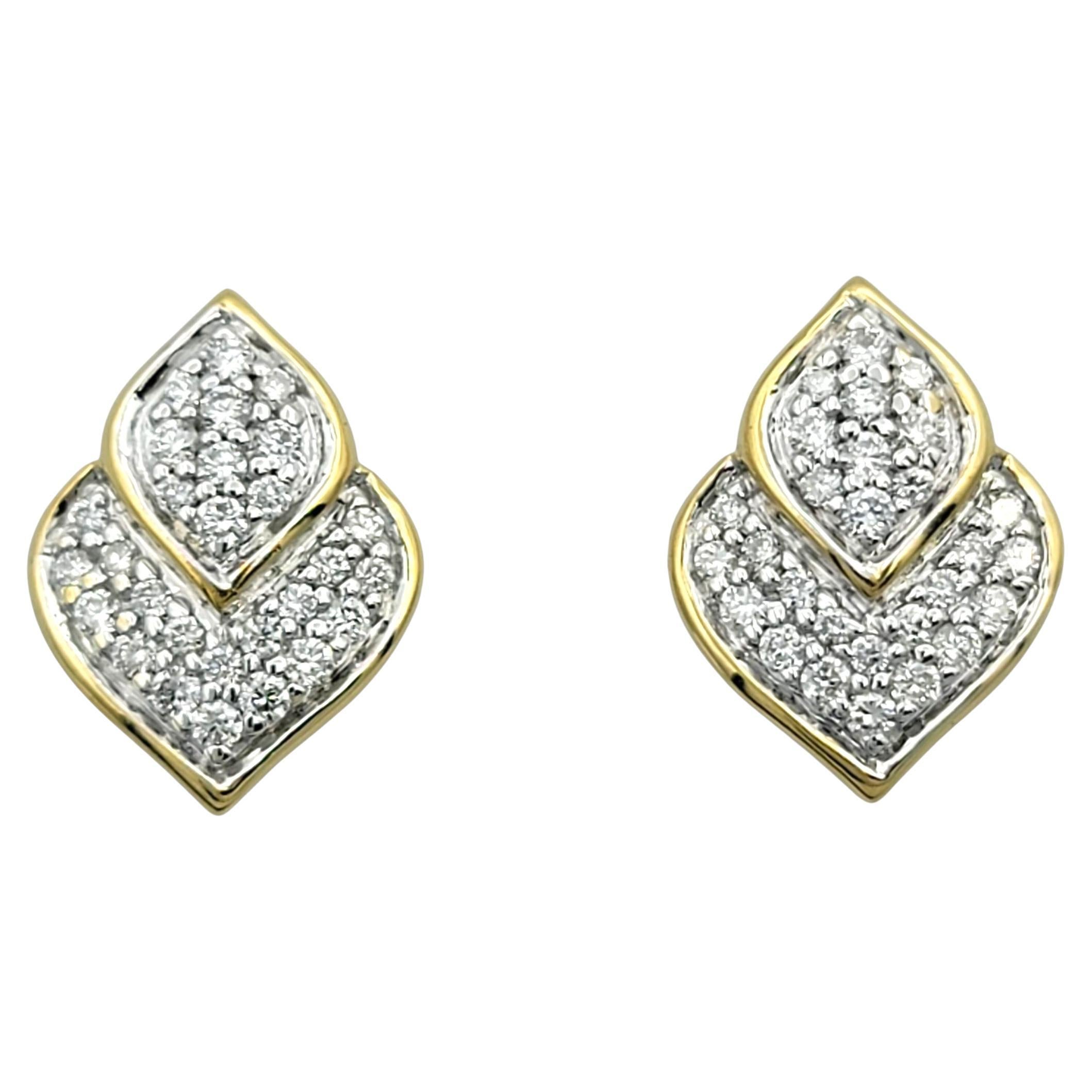 Pendientes de oro amarillo de 18 quilates con pavé de diamantes y motivo de hoja John Hardy en venta