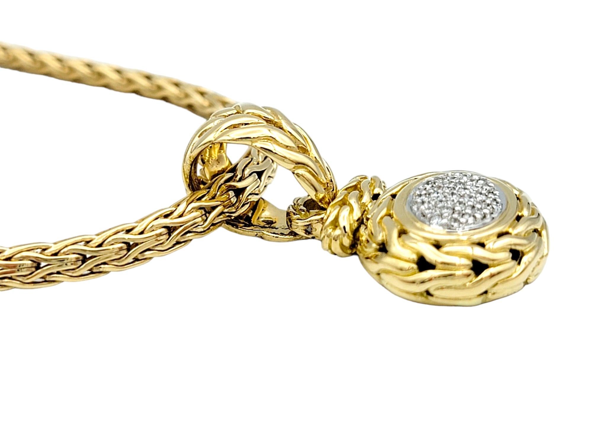 Contemporain John Hardy, collier pendentif ovale pavé de diamants avec chaîne en or jaune 18 carats en vente
