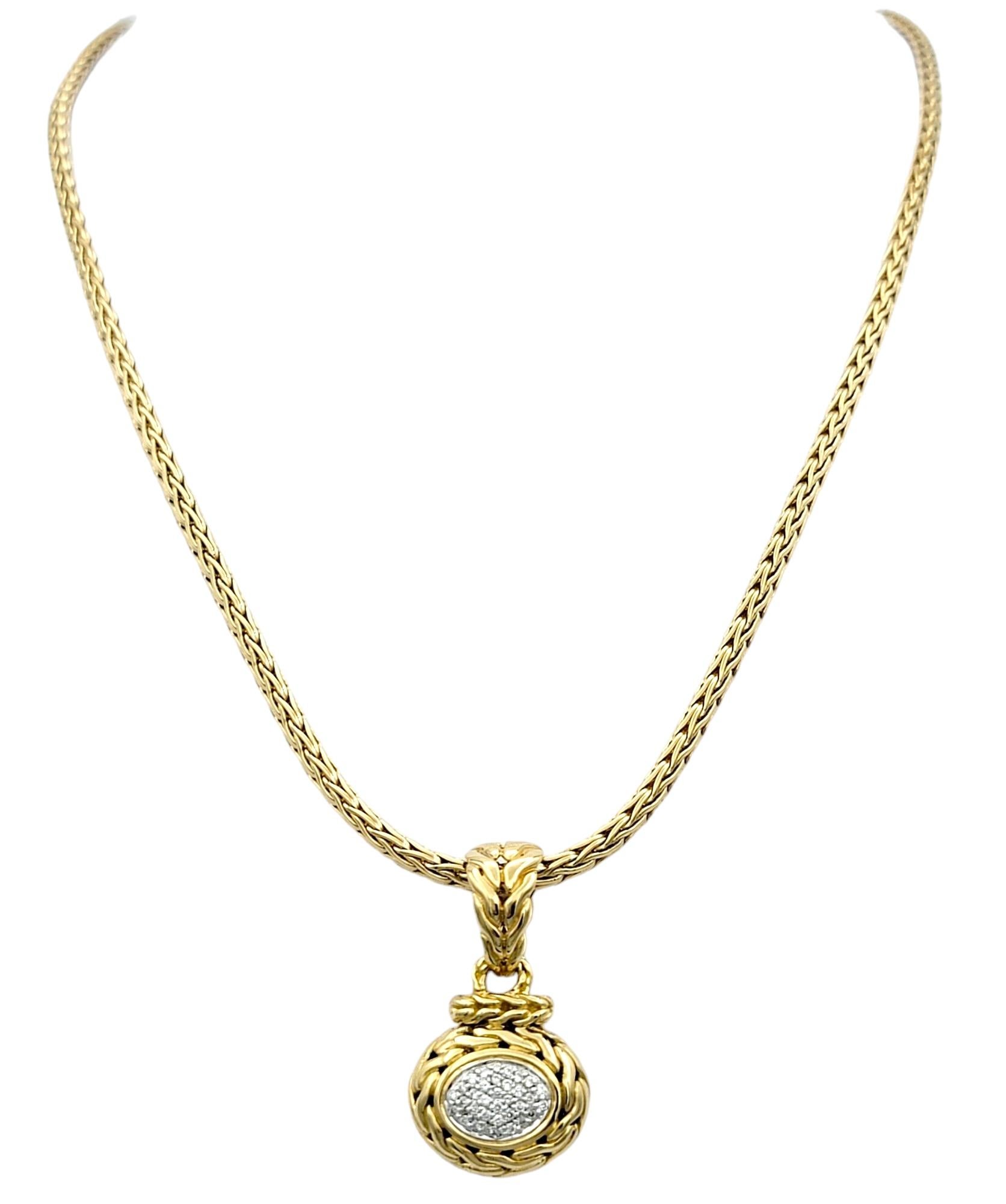 Taille ronde John Hardy, collier pendentif ovale pavé de diamants avec chaîne en or jaune 18 carats en vente