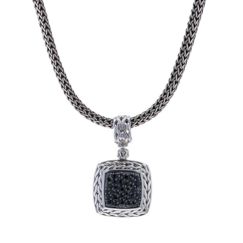 Prezzo al dettaglio: $1650

Marchio: John Hardy
Design:  Ciondolo a catena intagliata con pavé e collana a catena classica

Contenuto del metallo: Argento Sterling

Informazioni su A. Stone
Zaffiri naturali
Trattamento: Riscaldamento
Taglio:
