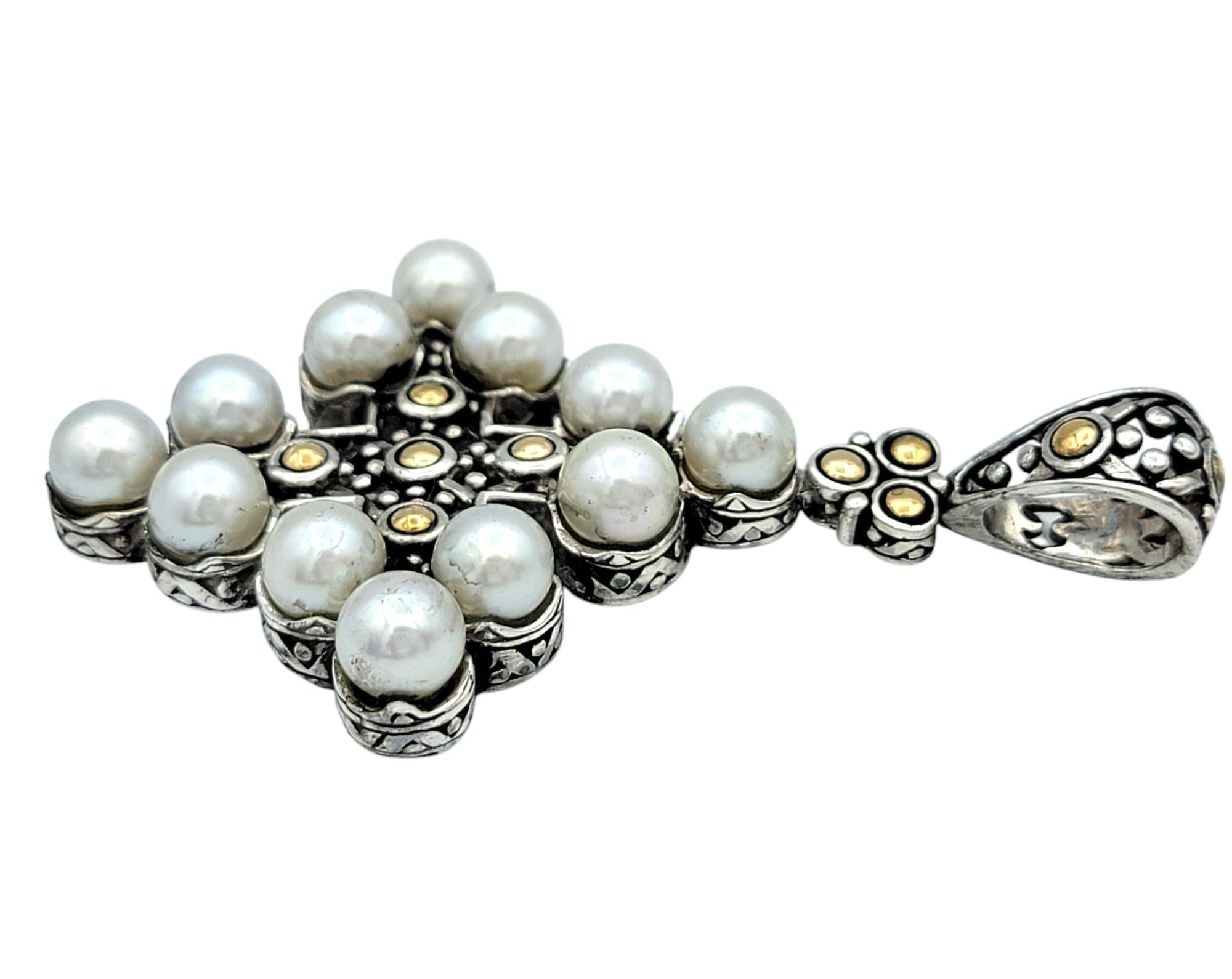Capolavoro di design e artigianato, questo ciondolo John Hardy Jaisalmer Cross è una straordinaria fusione di eleganza e versatilità. Realizzato in argento sterling con accenti in oro giallo 18 carati, questo ciondolo mostra un audace motivo a croce