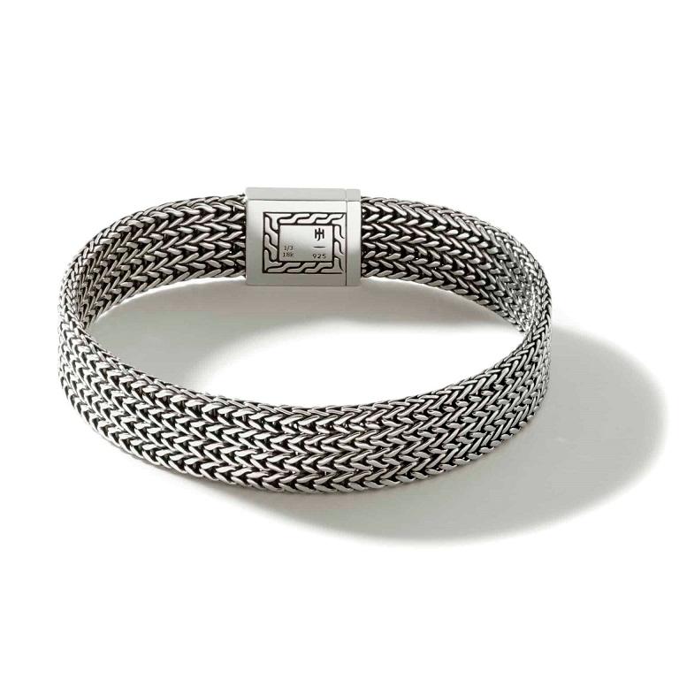 John Hardy’s Rata Collection is the newest iteration of Chain. Rata is an intricate, multi-row weave inspired by traditional Balinese weaving techniques. It involves working with more and smaller links than the Classic Chain weave. The Rata