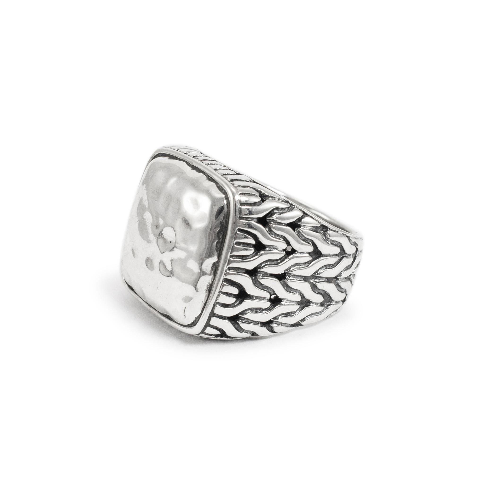 Marke: John Hardy

Metall Typ: 925 Sterling Silber

Ringgröße: 9

Breite: 19,00 mm, verjüngt auf 6,75 mm

Gewicht: 14,28 Gramm

Silberner Cocktailring mit passgenauer Ringschiene. Das Metall wurde getestet und als 925 (STERLING) Silber bestimmt.