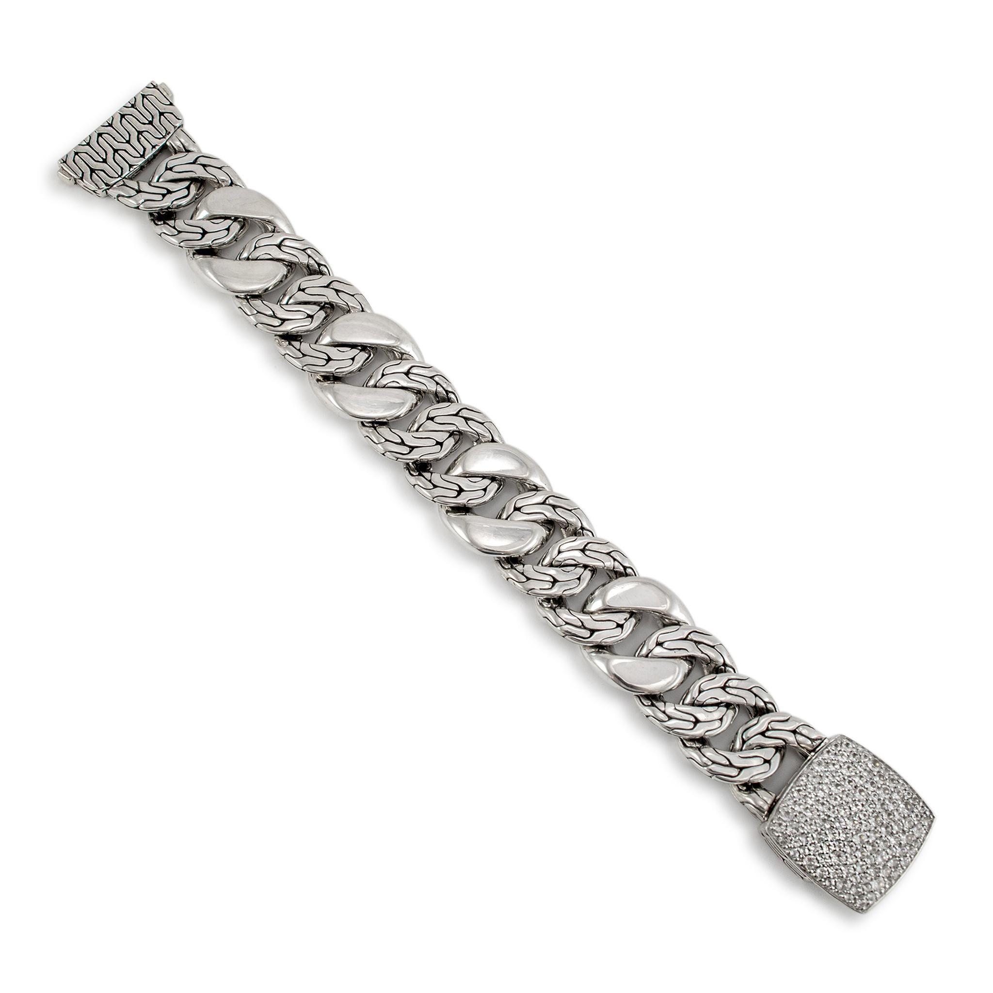 Marke: John Hardy

Geschlecht: Unisex

Metall Typ: 925 Sterling Silber

Länge: 7,00 Zoll 

Breite: 19,00 mm

Gewicht: 137,02 Gramm

Designer hergestelltes strukturiertes & poliertes Silber Topas Gliederarmband. Das Metall wurde getestet und als 925
