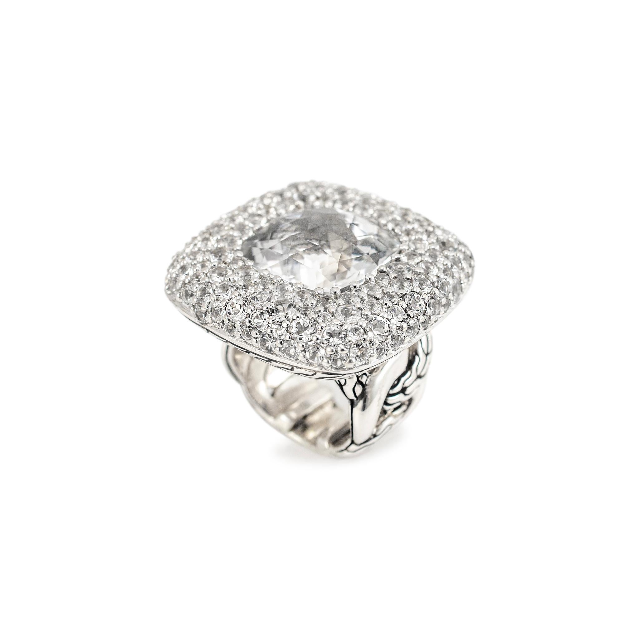 Marque : John Hardy

Genre : Dames 

Type de métal : Argent Sterling 925

Taille de l'anneau : 4.5

Largeur : 13,55 mm se rétrécissant à 7,35 mm

Poids : 22,44 grammes

Bague de cocktail en argent avec topaze, avec une tige tressée/torsadée et des