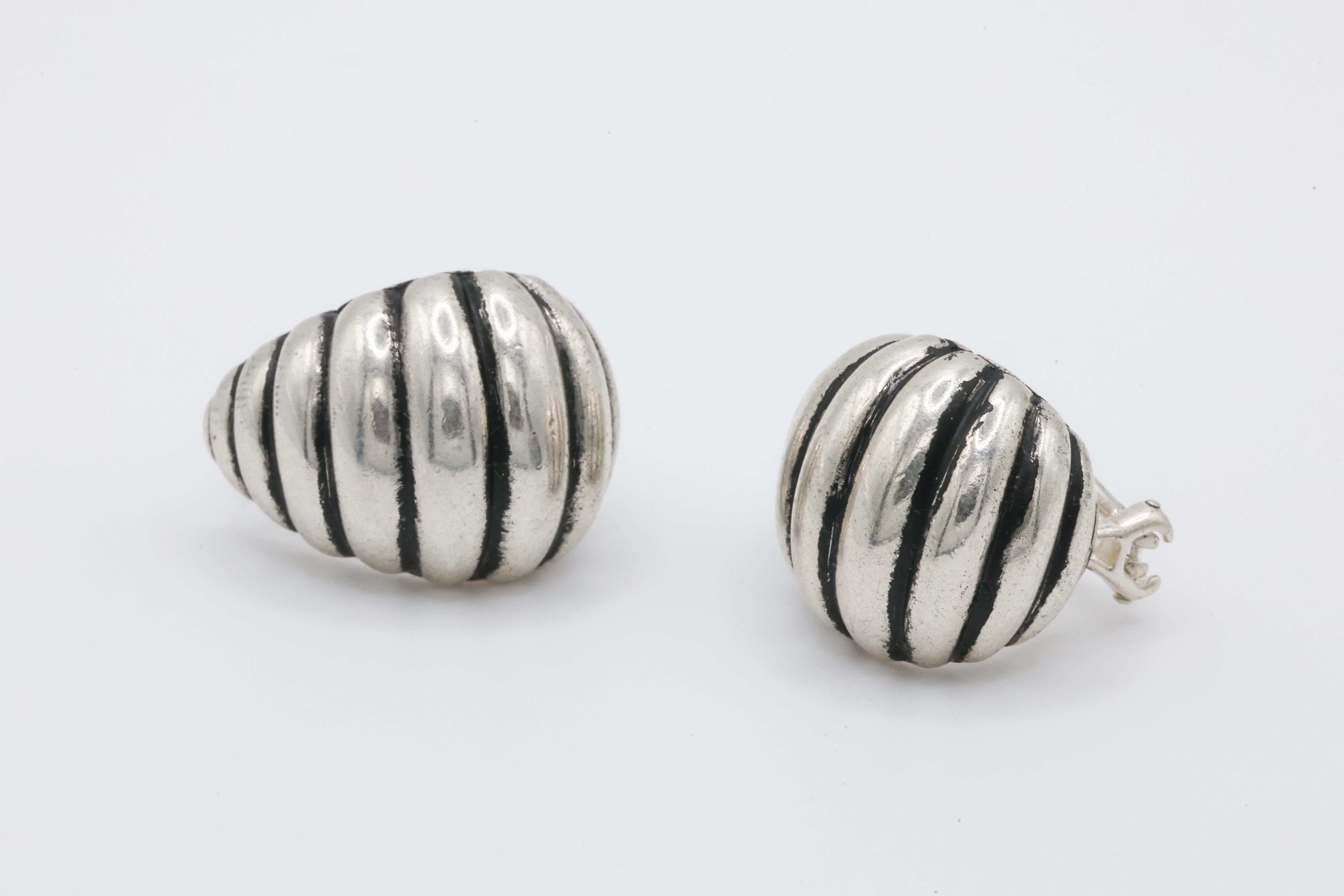 -Sterling Silver 925
-Ribbed Huggie Earrings