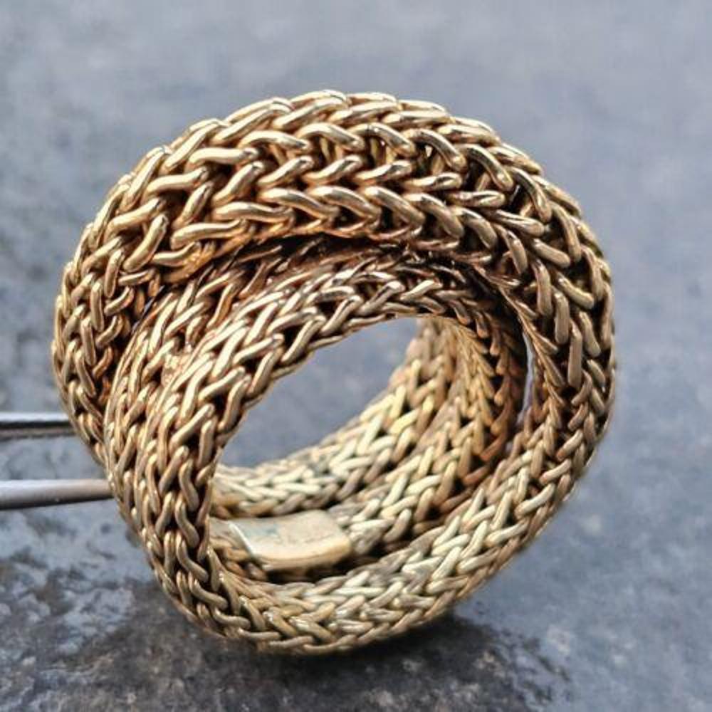 This stunning John Hardy ring showcases a classic chain crossover design with a twisted, woven finish. Crafted from high-quality 18k yellow gold, this ring is both durable and elegant. With a size of 7, it is the perfect addition to any jewelry