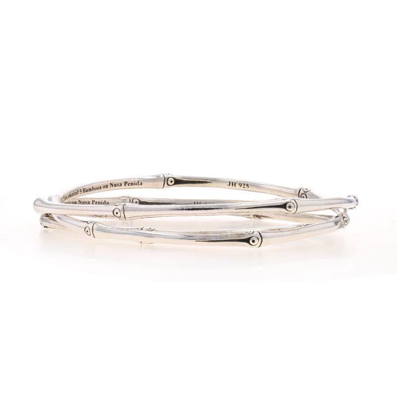 Marke: John Hardy
Collection'S: Bamboo

Metallgehalt: Sterling Silber

Stil: Satz von 3 Armreifen
Art des Verschlusses: N/A (gleitet über das Handgelenk)

Messungen
Innerer Umfang: 7 3/4