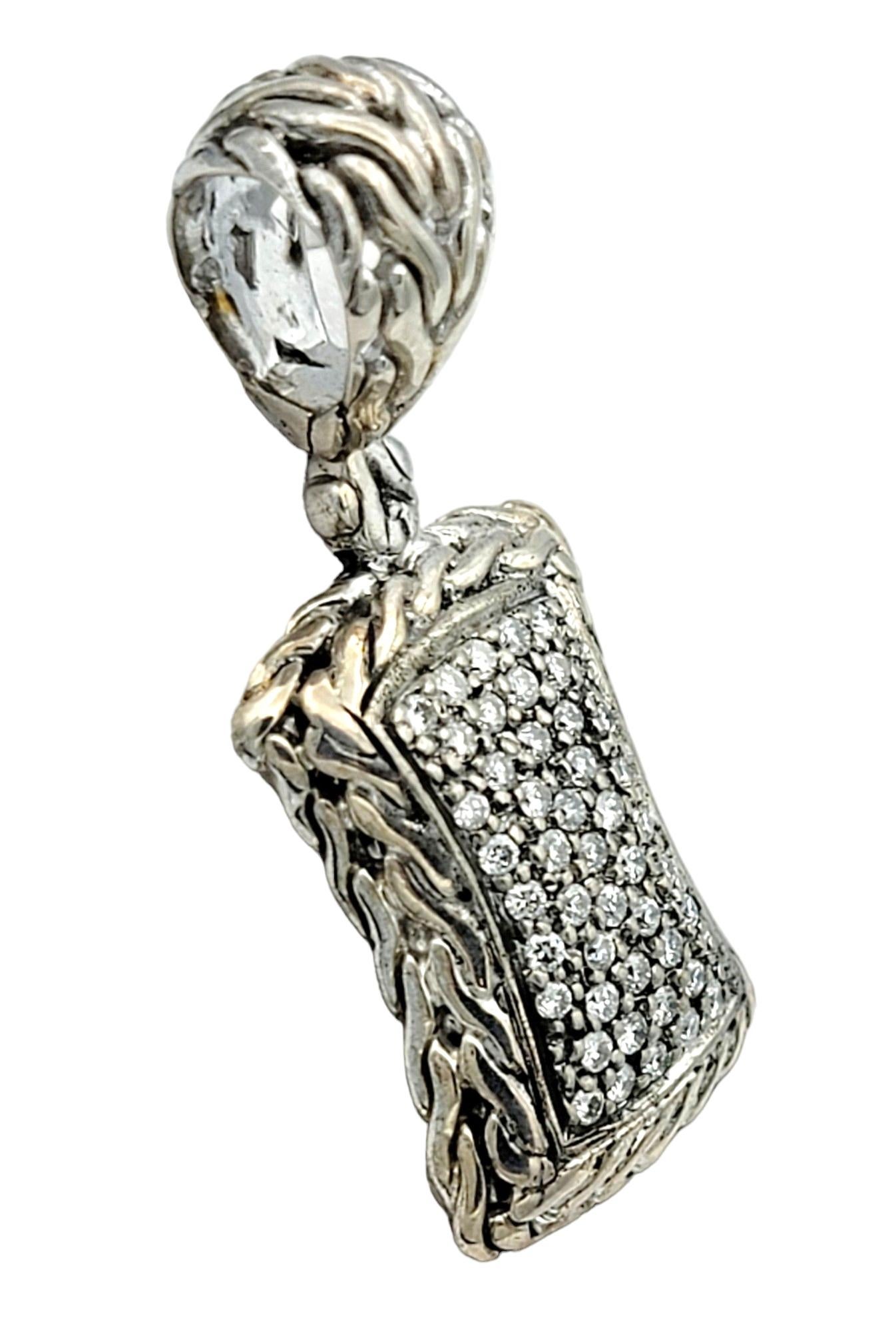 Fabriqué avec une attention méticuleuse aux détails, ce pendentif John Hardy respire la sophistication et l'élégance. Fabriqué en argent sterling brillant, le pendentif présente une forme rectangulaire élégante ornée de diamants éblouissants. En son