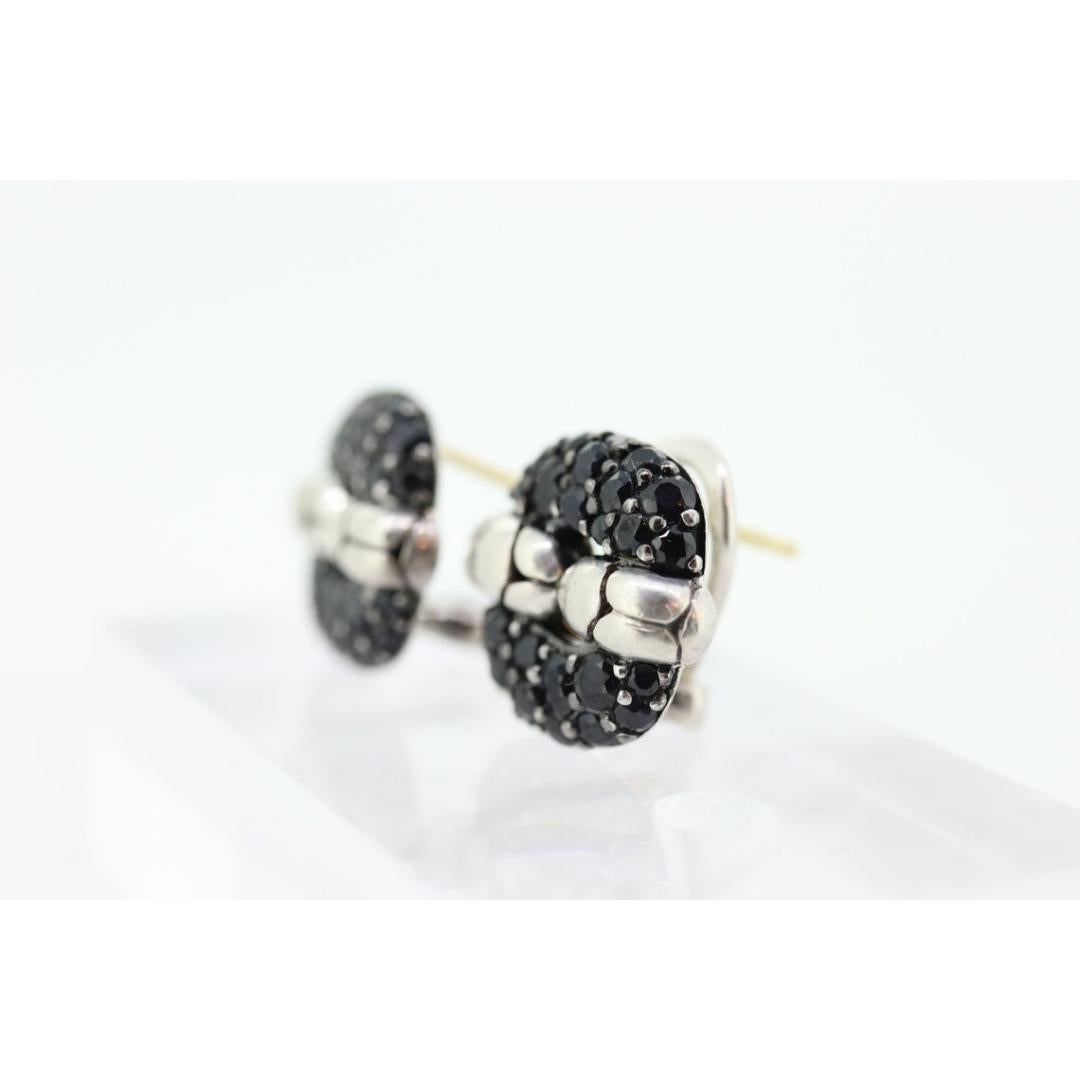 Vintage degli anni '80
Materiali: Argento
Posizione dell'orecchino: Lobo dell'orecchio

Chiusura: A leva

I gioielli iconici di John Hardy. Bellissimi orecchini in argento sterling e oro giallo 18k.

Diamanti neri incastonati e fondelli