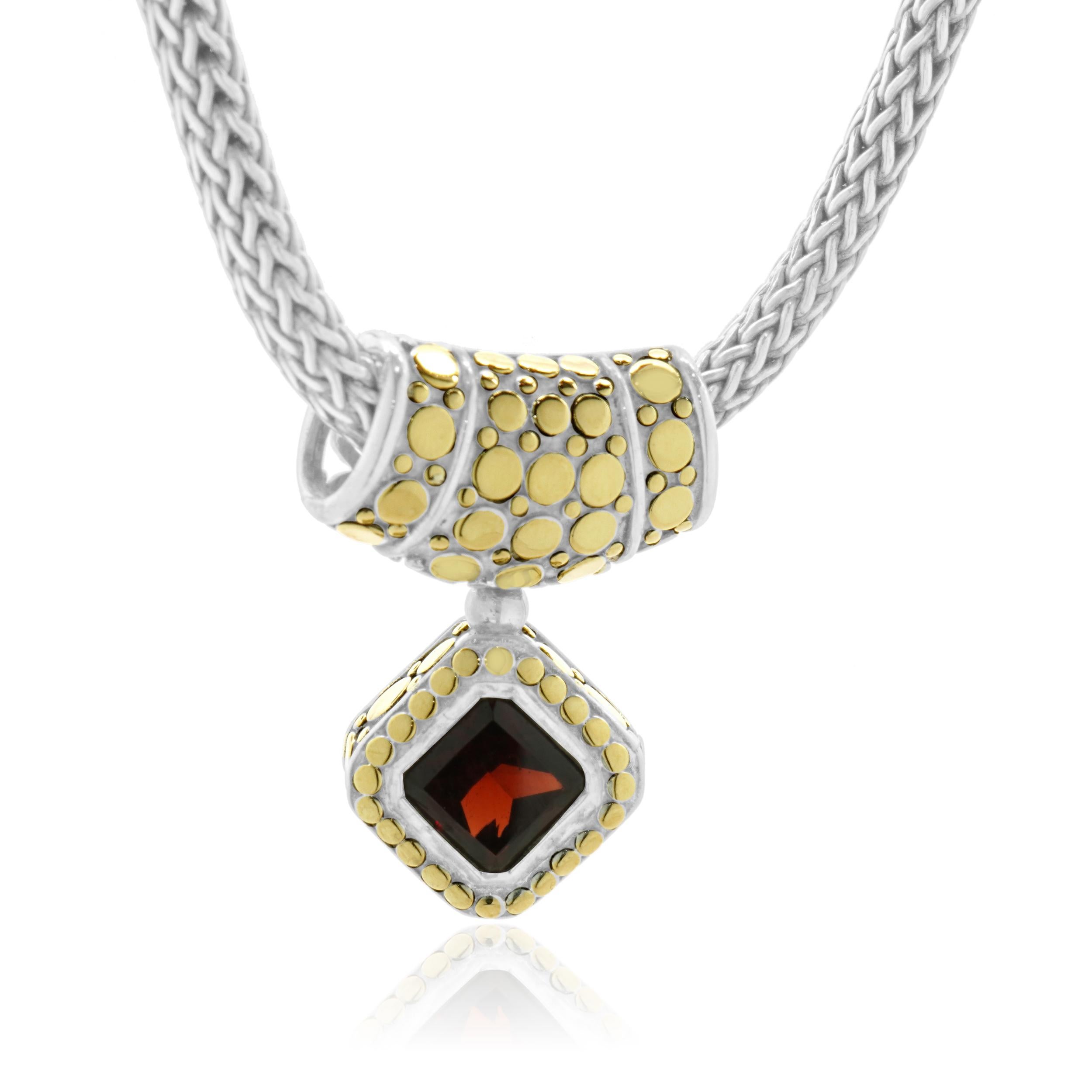Designer: John Hardy
Materiale: Argento sterling e oro giallo 18 carati
Granato: 1 taglio quadrato = 2,35cttw
Dimensioni: la collana misura 16.75 pollici di lunghezza
Peso: 45,05 grammi

