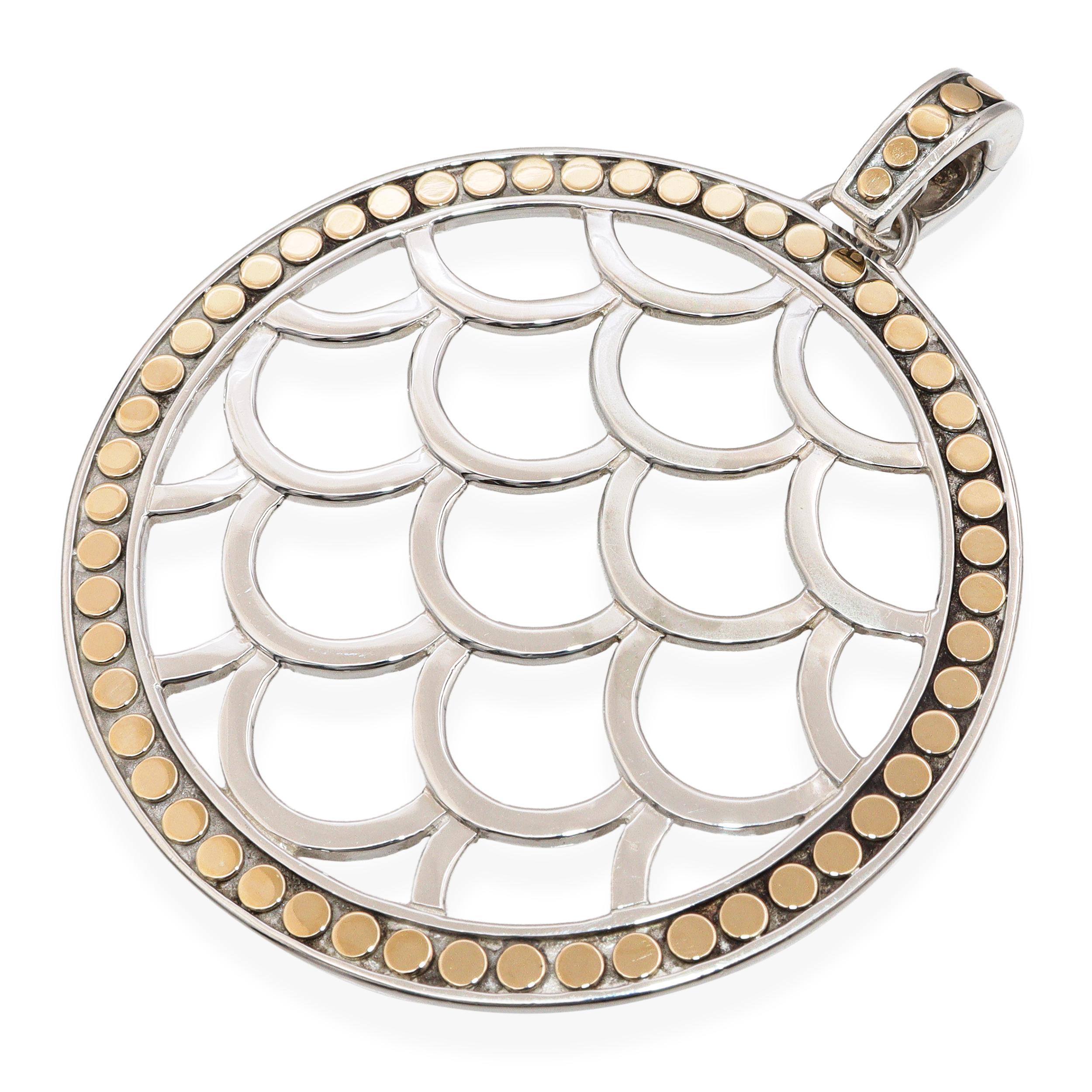 Issu de la collection iconique Legends Naga de John Hardy, ce pendentif rehausseur est réalisé en argent sterling et rehaussé d'or jaune 18 carats. Porté comme un talisman, le pendentif incarne la force, la chance et l'énergie spirituelle. Mélange