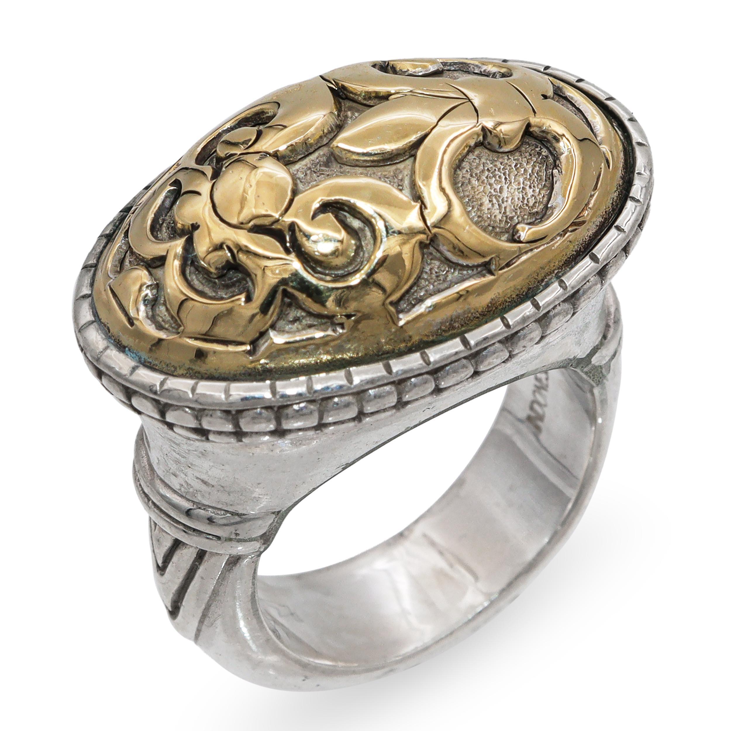 Cette exquise bague John Hardy met en valeur la signature artistique de la marque, mêlant l'argent sterling à de riches accents d'or jaune 18 carats. Le visage ovale est orné d'un motif floral et viticole complexe en or poli, sur fond d'argent