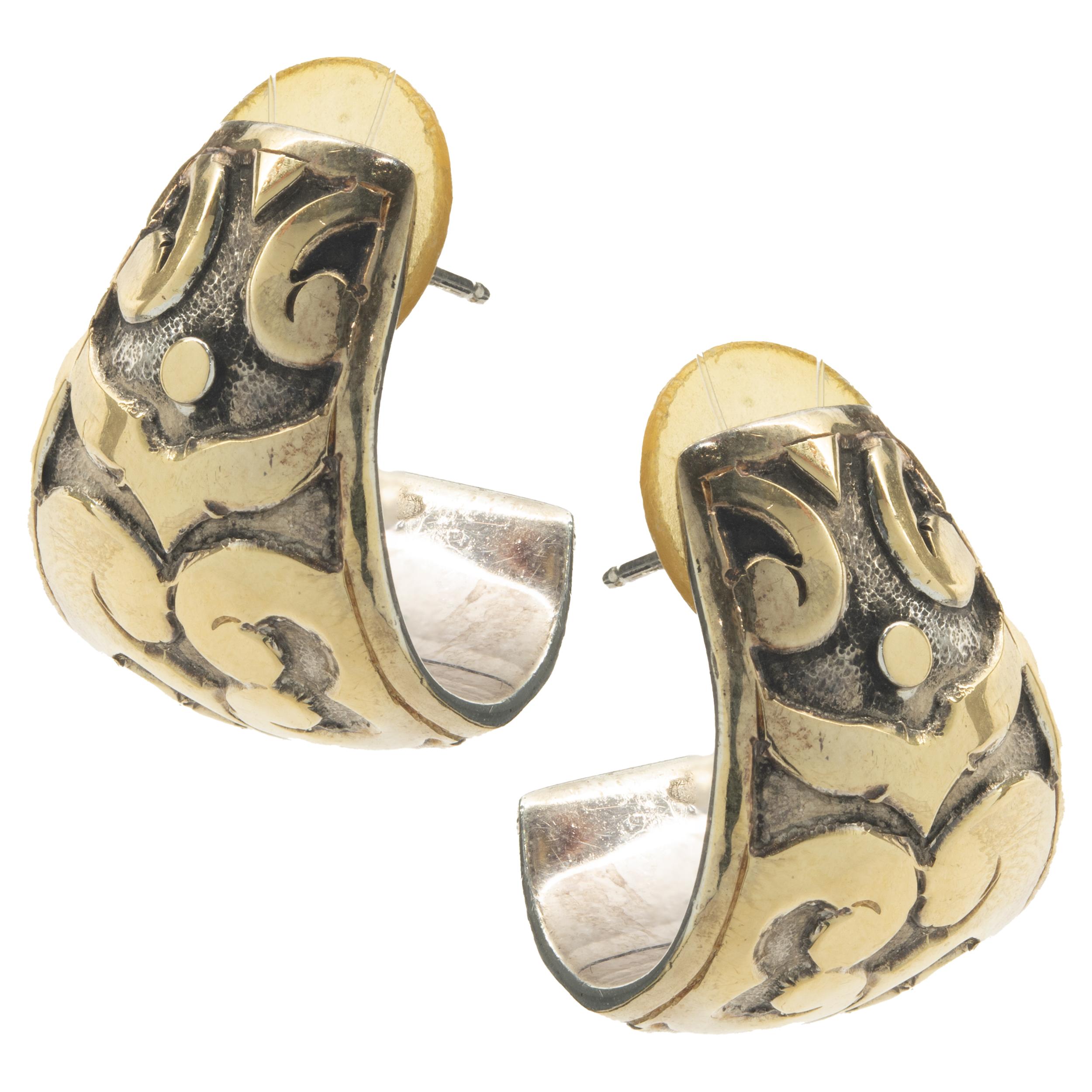 John Hardy Sterling Silver & 22 Karat Yellow Gold Scroll Huggie Hoop Earrings In Excellent Condition In Scottsdale, AZ
