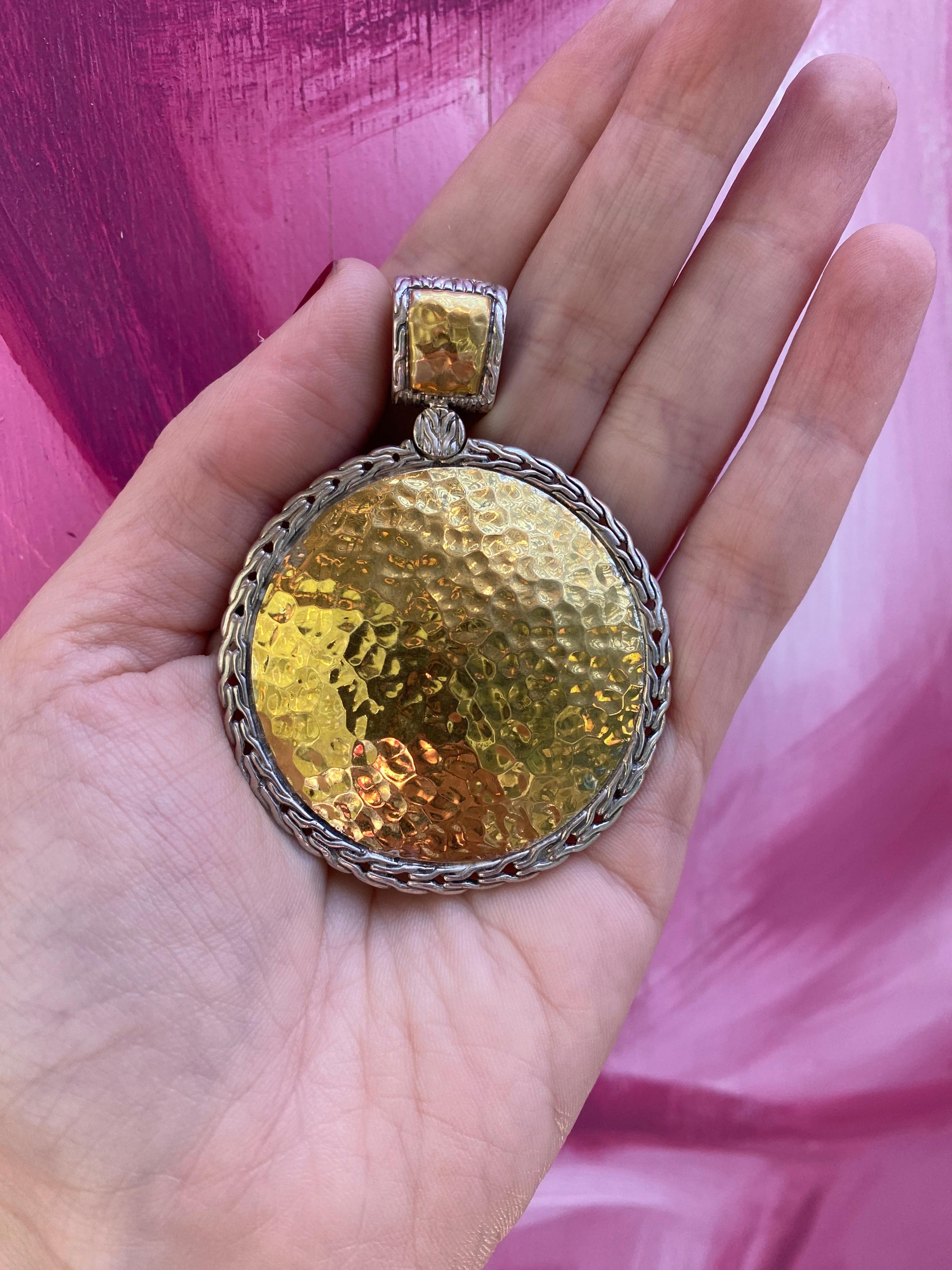 John Hardy Ciondolo reversibile in argento sterling e oro giallo 22k Palu martellato in vendita 6