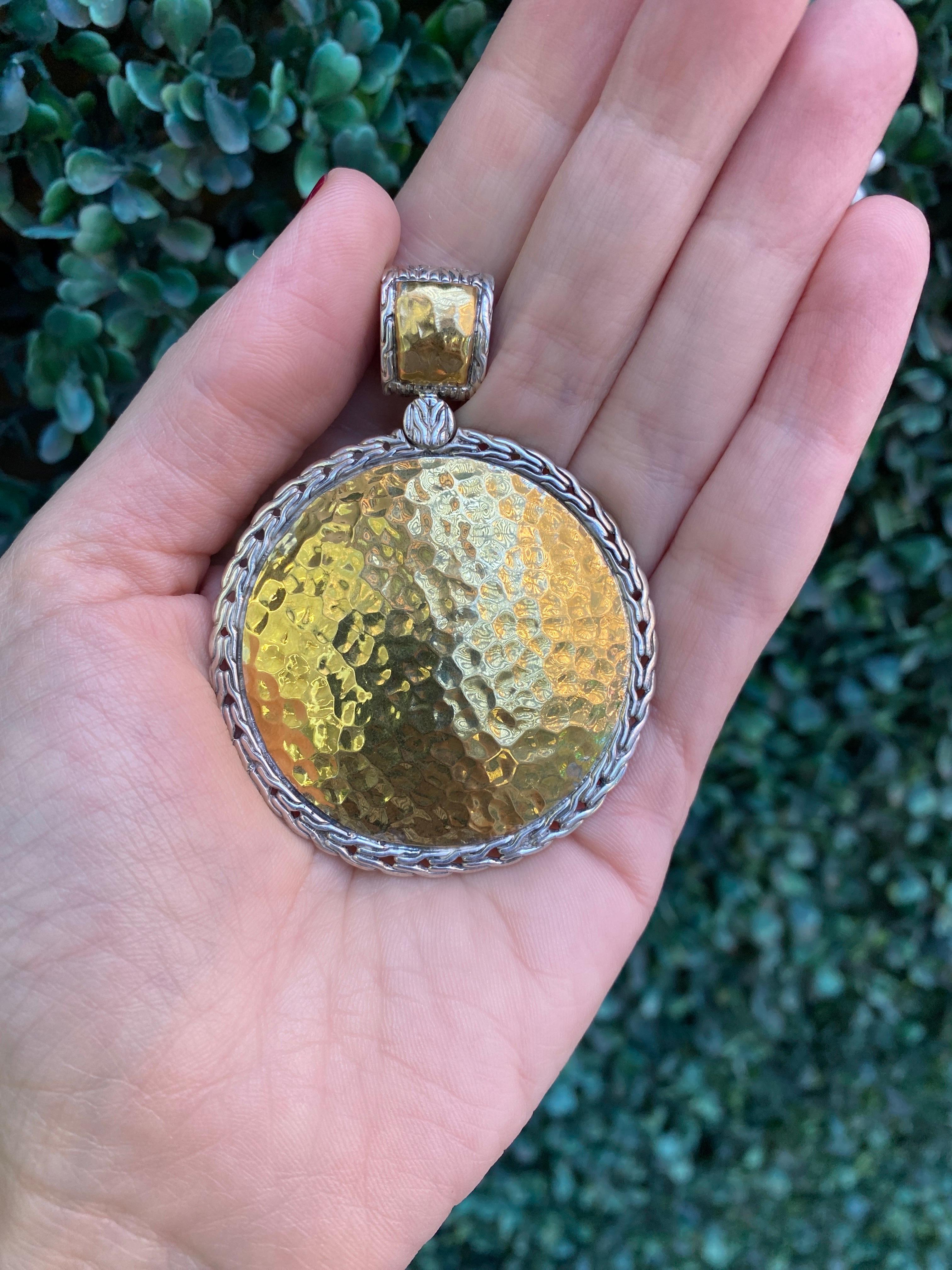 John Hardy Ciondolo reversibile in argento sterling e oro giallo 22k Palu martellato in vendita 7