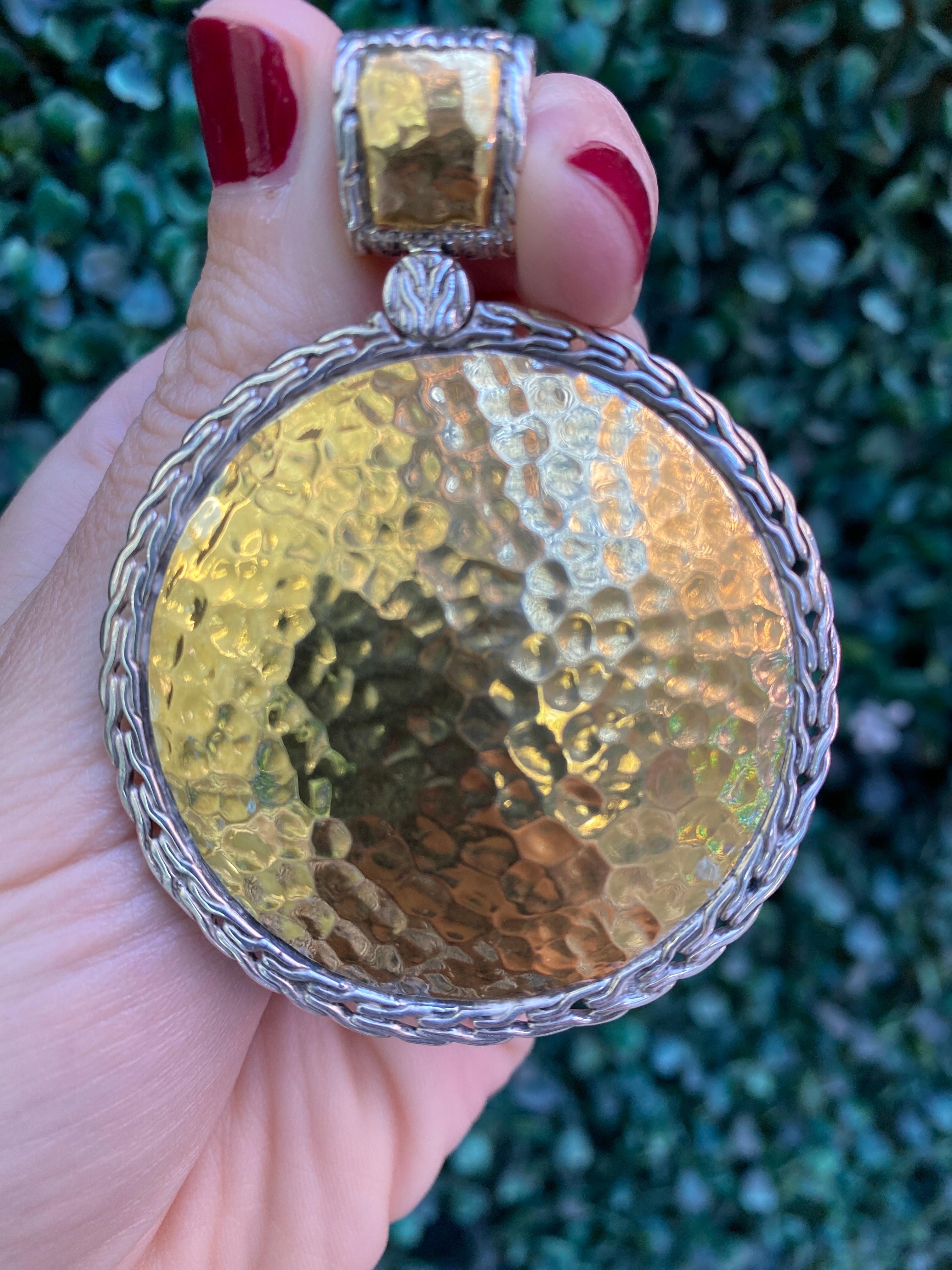 John Hardy Ciondolo reversibile in argento sterling e oro giallo 22k Palu martellato in vendita 11