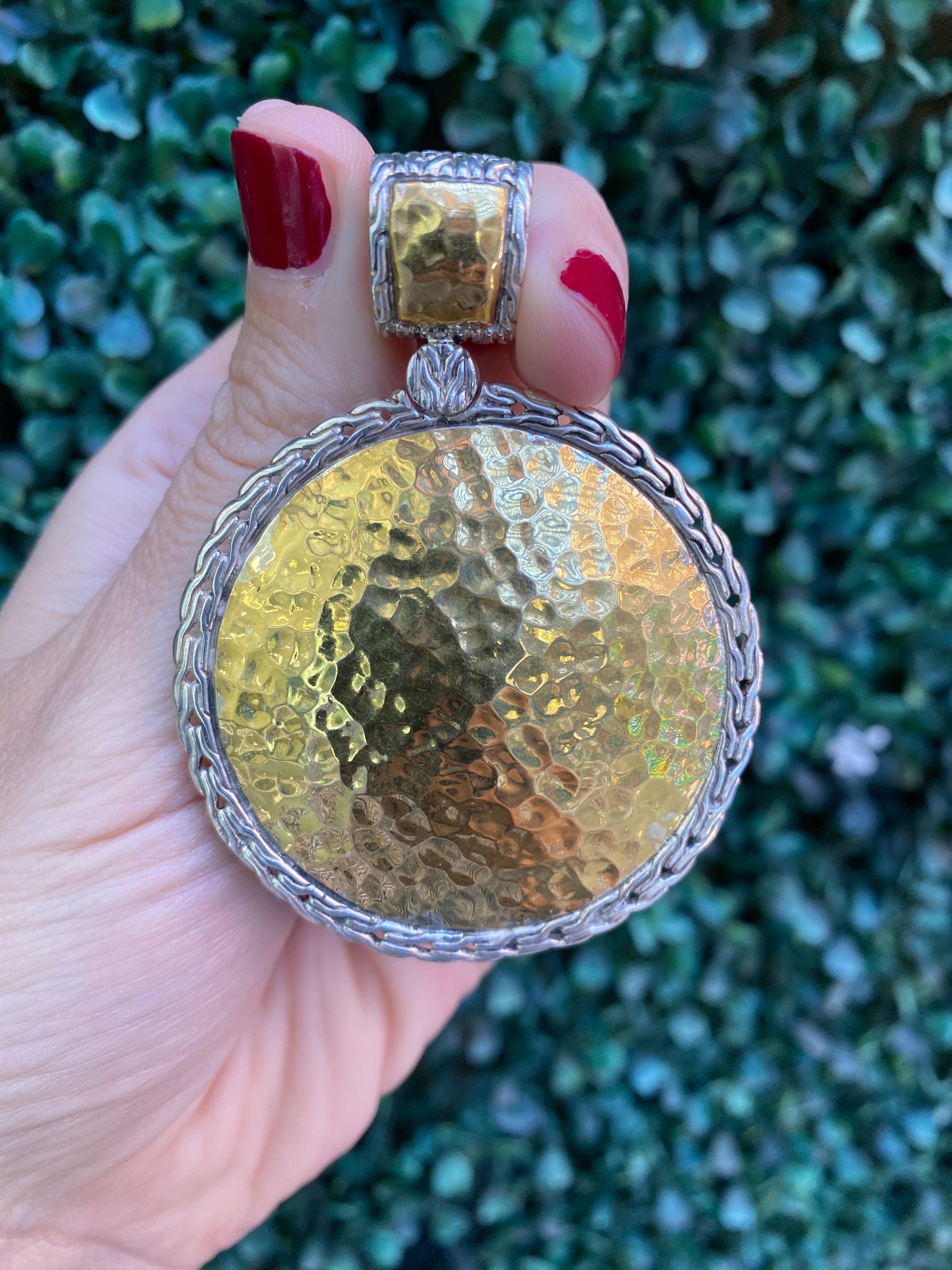 John Hardy Ciondolo reversibile in argento sterling e oro giallo 22k Palu martellato in vendita 12