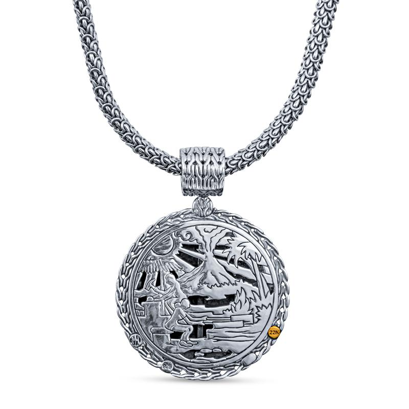 Questo ciondolo reversibile di John Hardy presenta una parte anteriore martellata in oro giallo 22 carati e un bordo intrecciato in argento sterling. Il retro del ciondolo è in argento sterling e presenta un'incisione dettagliata. Si prega di notare