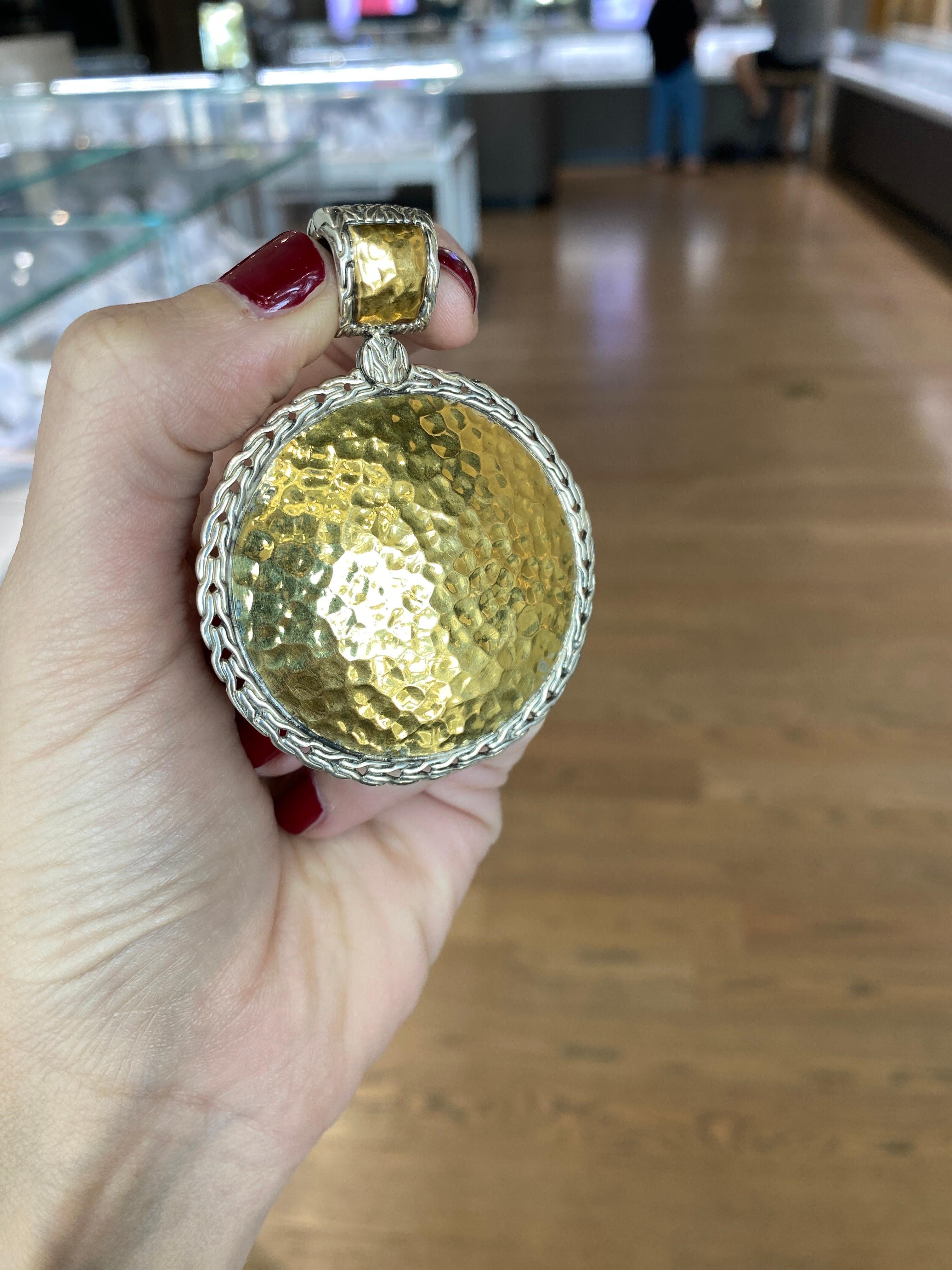 John Hardy Ciondolo reversibile in argento sterling e oro giallo 22k Palu martellato In condizioni buone in vendita a Houston, TX