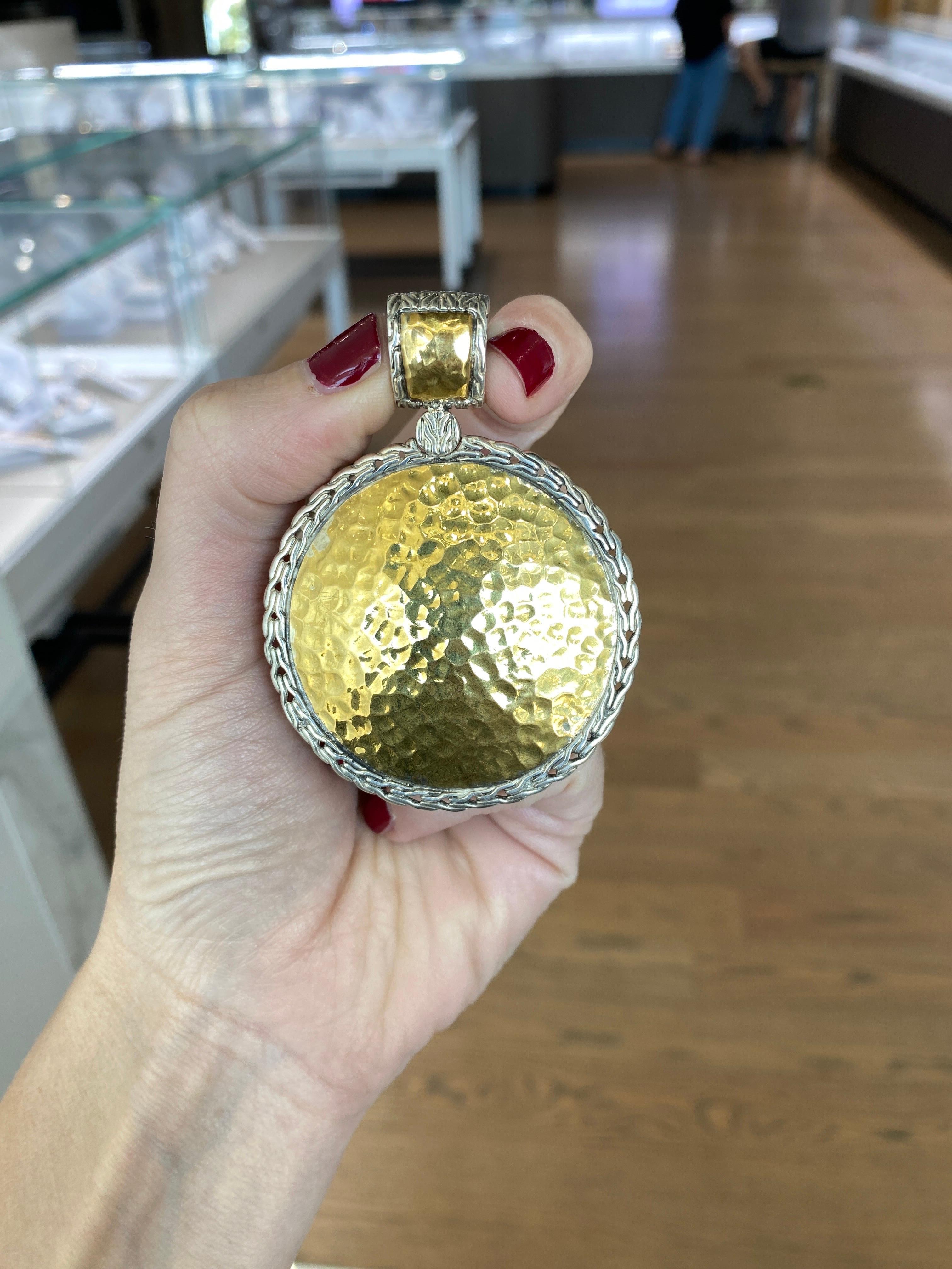 da uomo o donna John Hardy Ciondolo reversibile in argento sterling e oro giallo 22k Palu martellato in vendita