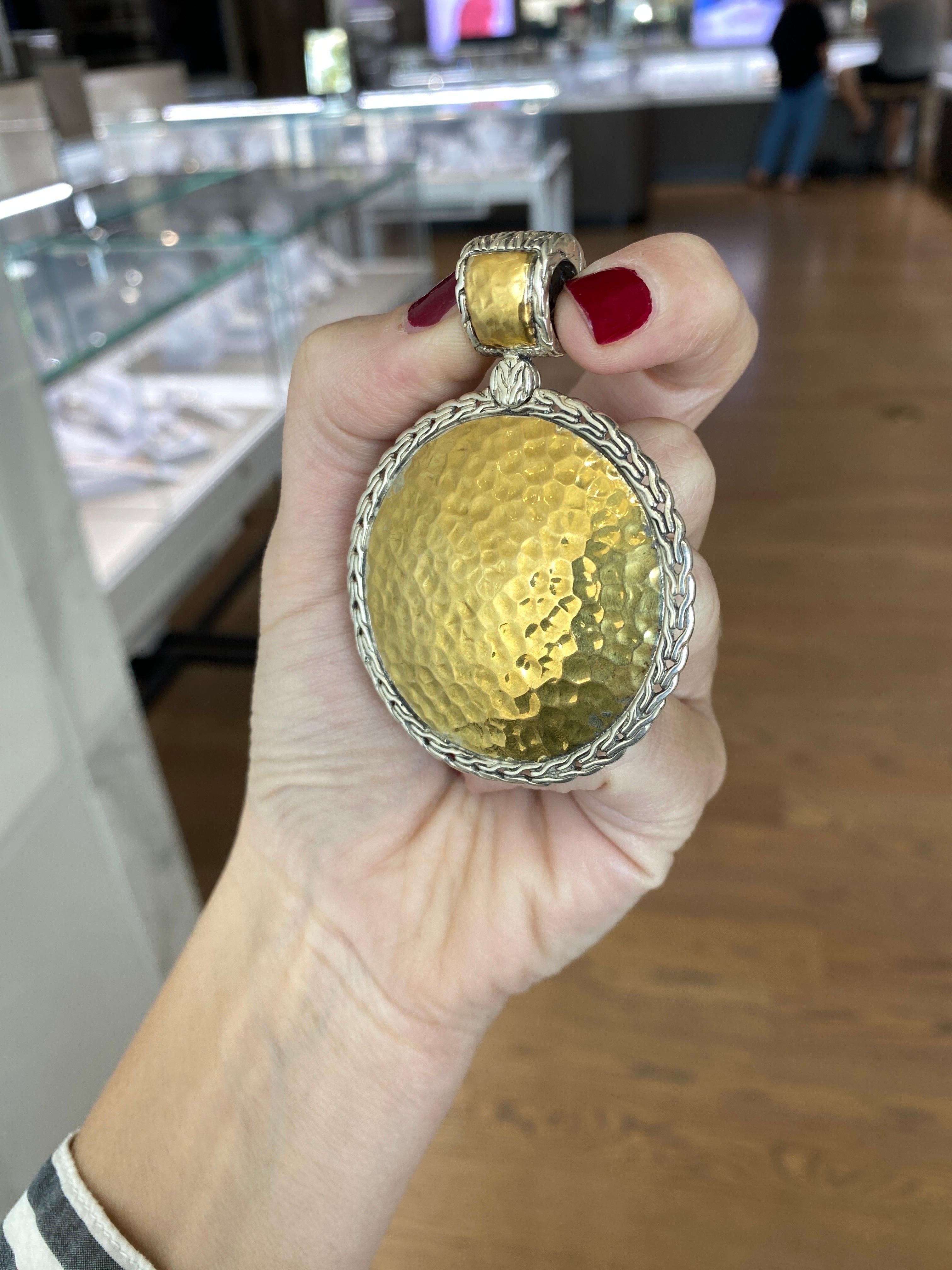 John Hardy Ciondolo reversibile in argento sterling e oro giallo 22k Palu martellato in vendita 3