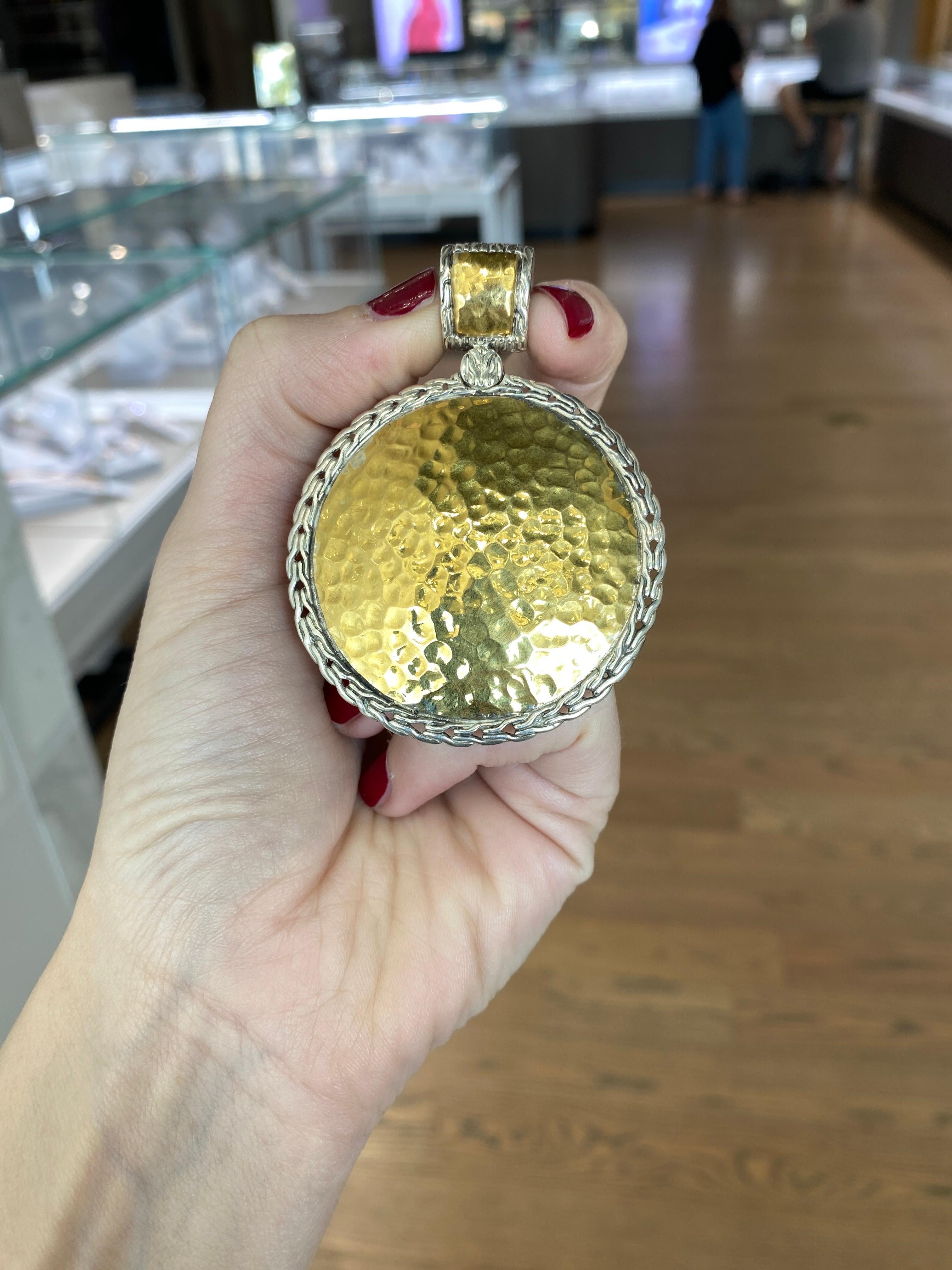 John Hardy Ciondolo reversibile in argento sterling e oro giallo 22k Palu martellato in vendita 4